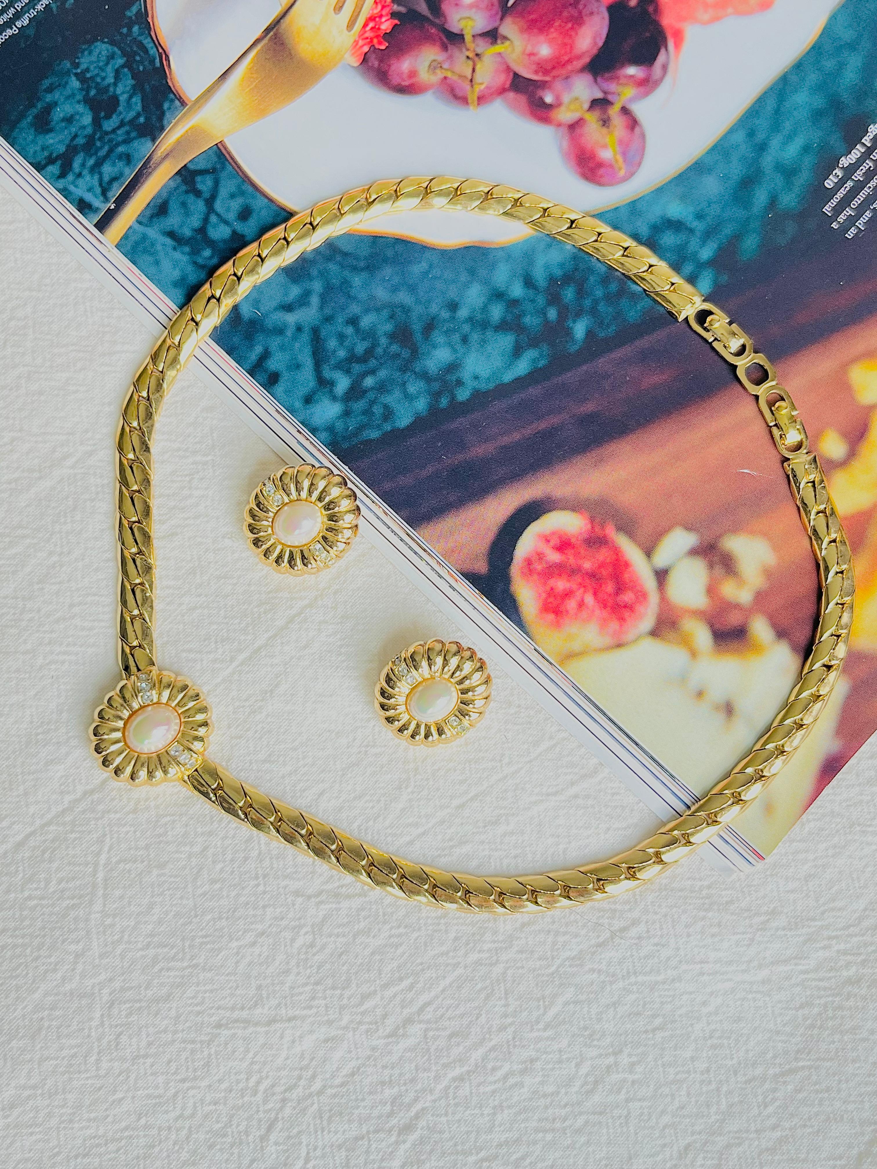 Christian Dior Vintage 1980s White Oval Flower Pearls Crystals Shell 2 Set Gold In Excellent Condition For Sale In Wokingham, England