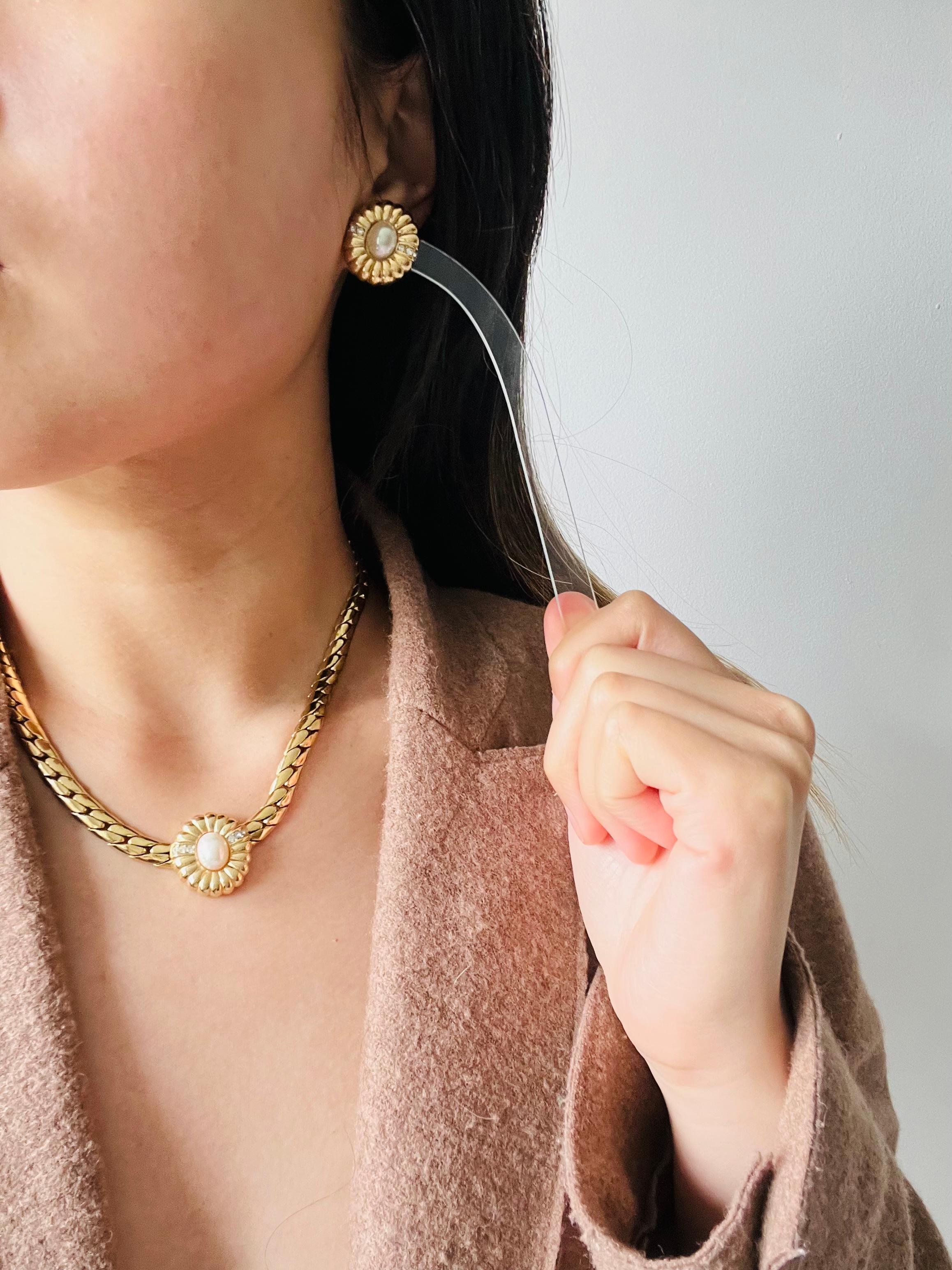 Christian Dior Vintage 1980s White Oval Flower Pearls Crystals Shell 2 Set Gold For Sale 1