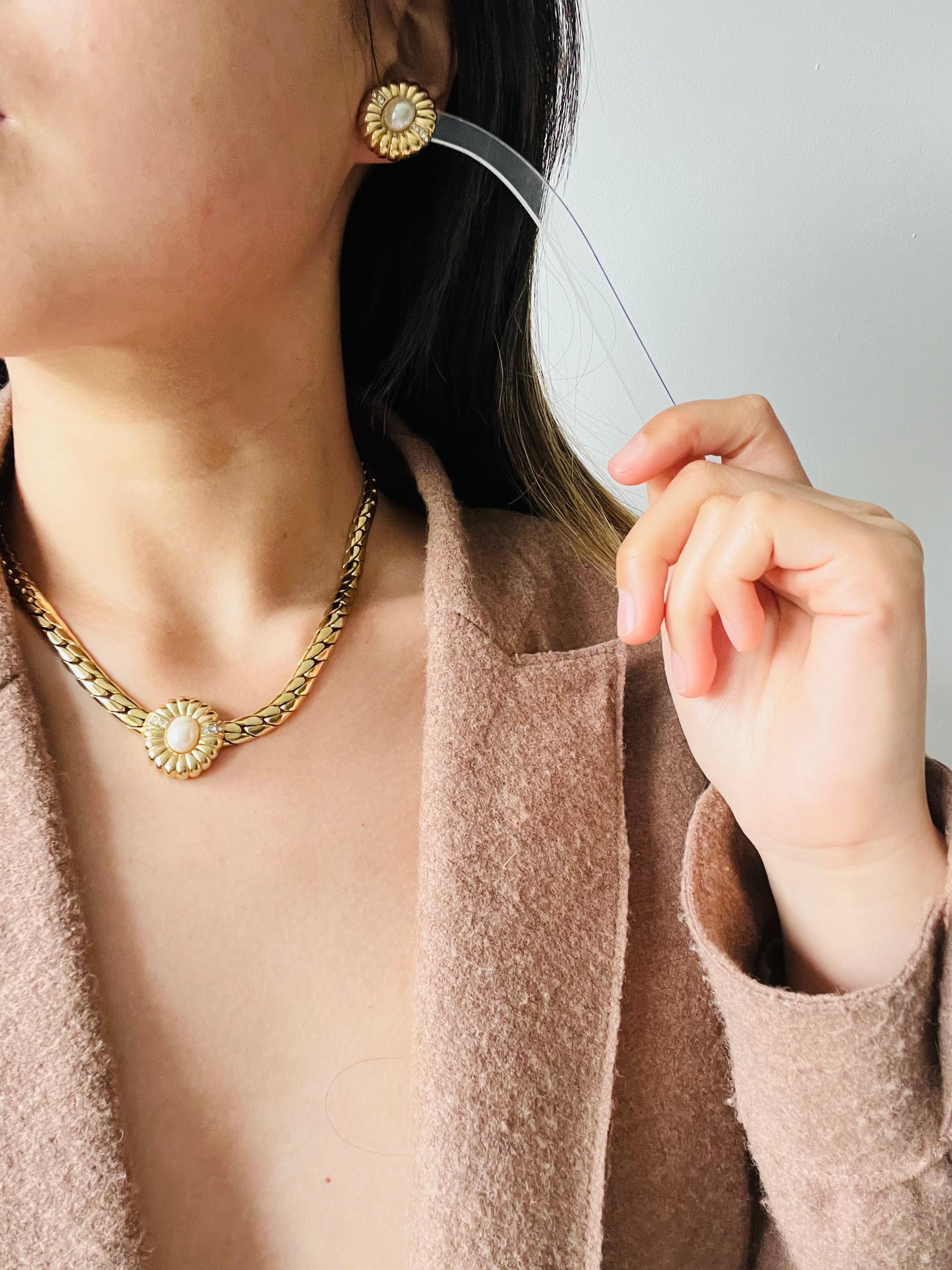 Christian Dior Vintage 1980s White Oval Flower Pearls Crystals Shell 2 Set Gold For Sale 2