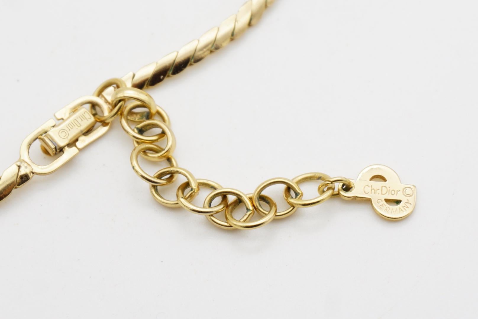 Christian Dior Vintage anni '80 Collana con ciondolo ovale di perle bianche e cristalli collegati in vendita 7