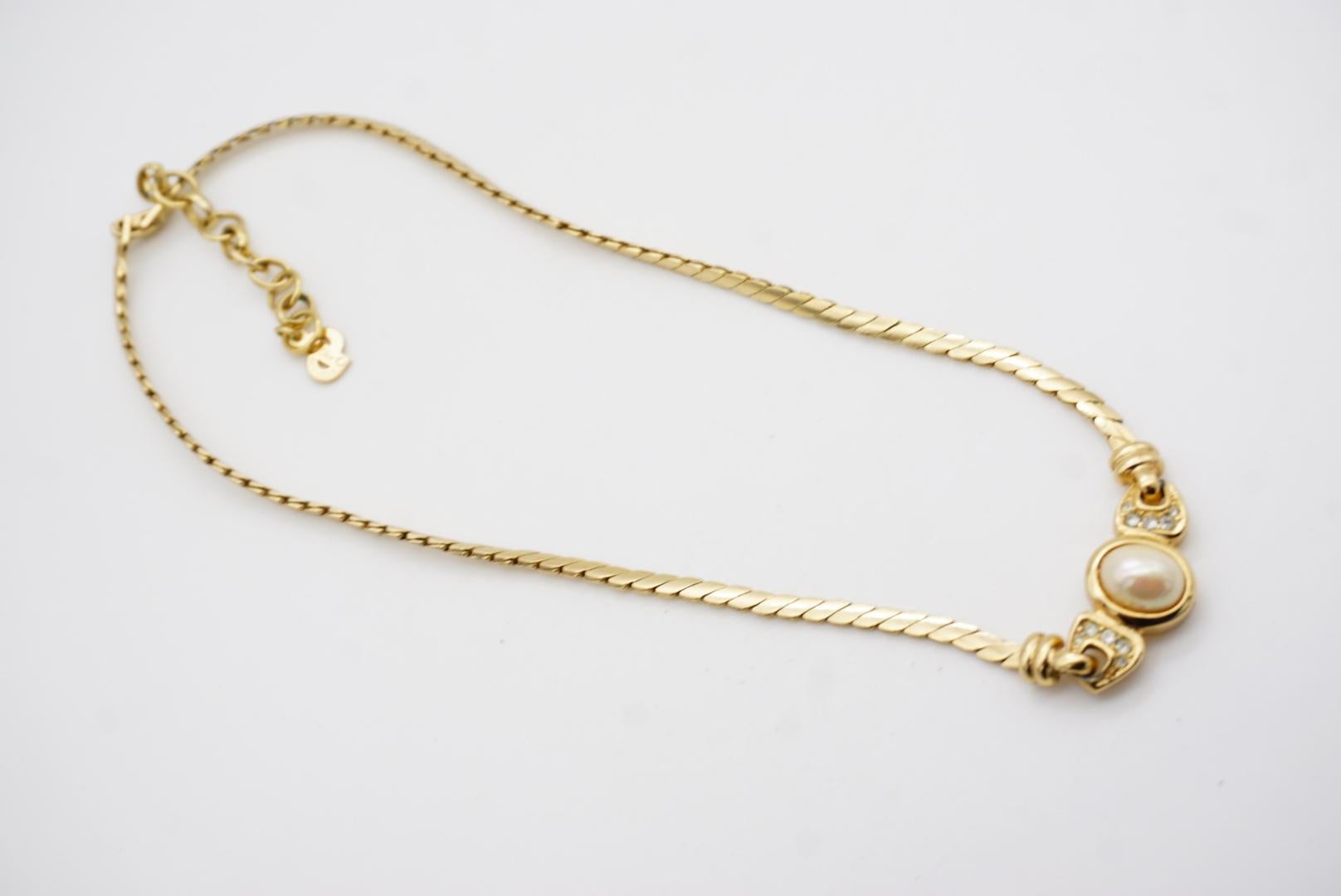 Christian Dior Vintage anni '80 Collana con ciondolo ovale di perle bianche e cristalli collegati in vendita 9