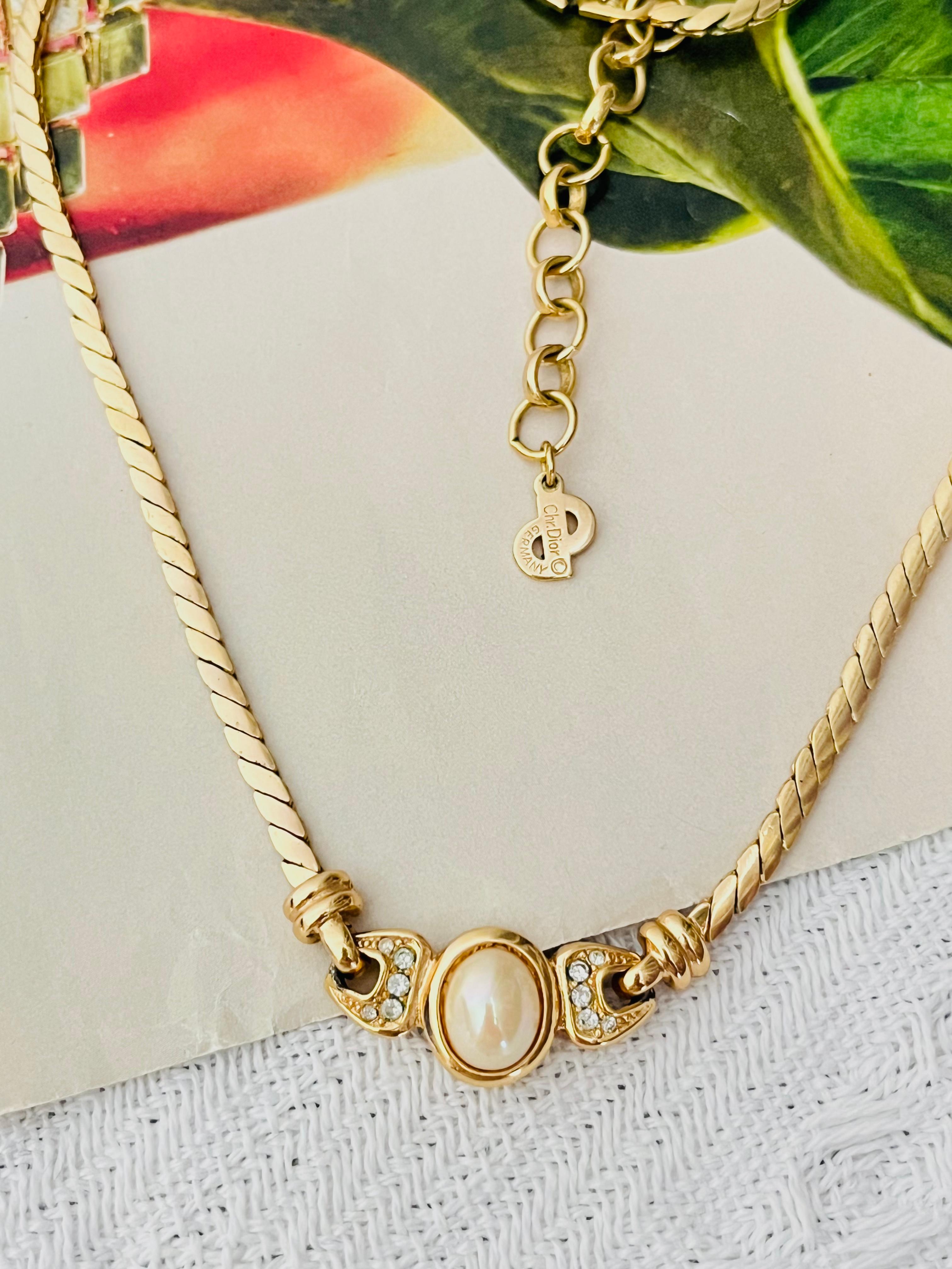 Christian Dior Vintage 1980s Simmetrico perla ovale bianca cristalli interlacciati Ciondolo Eleg, placcato oro

Ottime condizioni. Graffi molto leggeri o perdita di colore, appena percettibili. 100% autentico. 

Raro da trovare. Marcato 'Chr.Dior