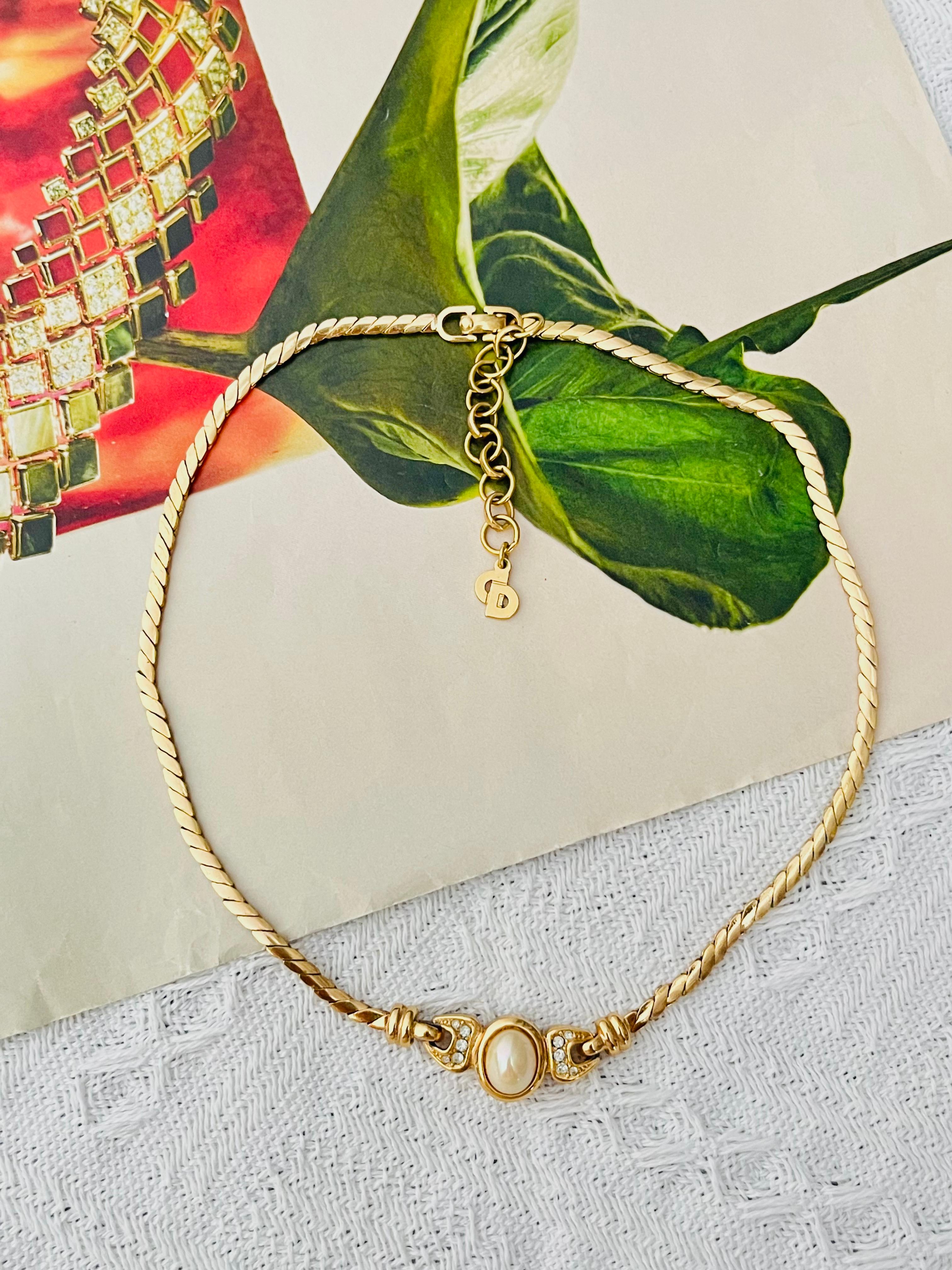 Christian Dior Vintage anni '80 Collana con ciondolo ovale di perle bianche e cristalli collegati In condizioni buone in vendita a Wokingham, England