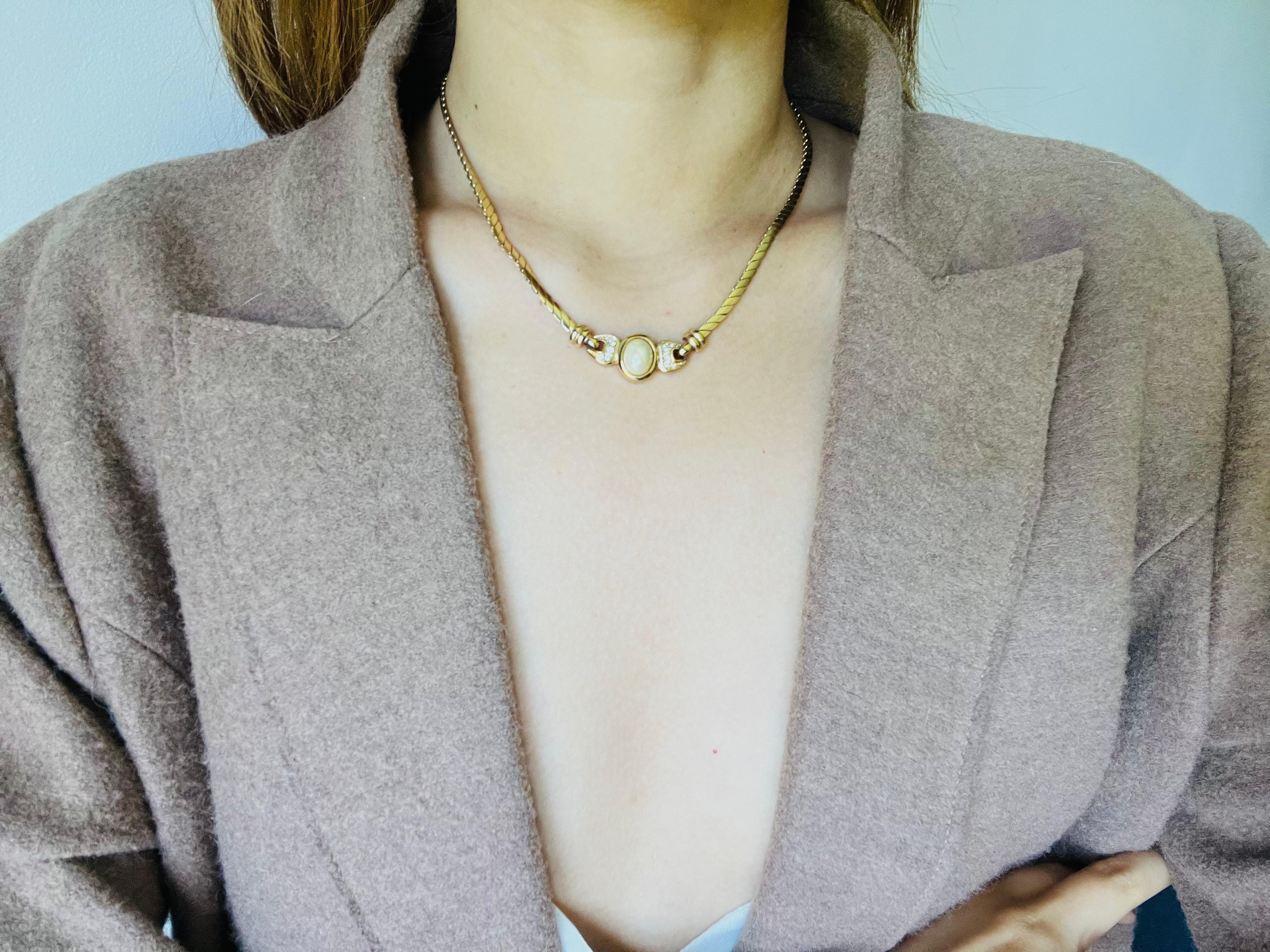 Christian Dior Vintage anni '80 Collana con ciondolo ovale di perle bianche e cristalli collegati in vendita 1