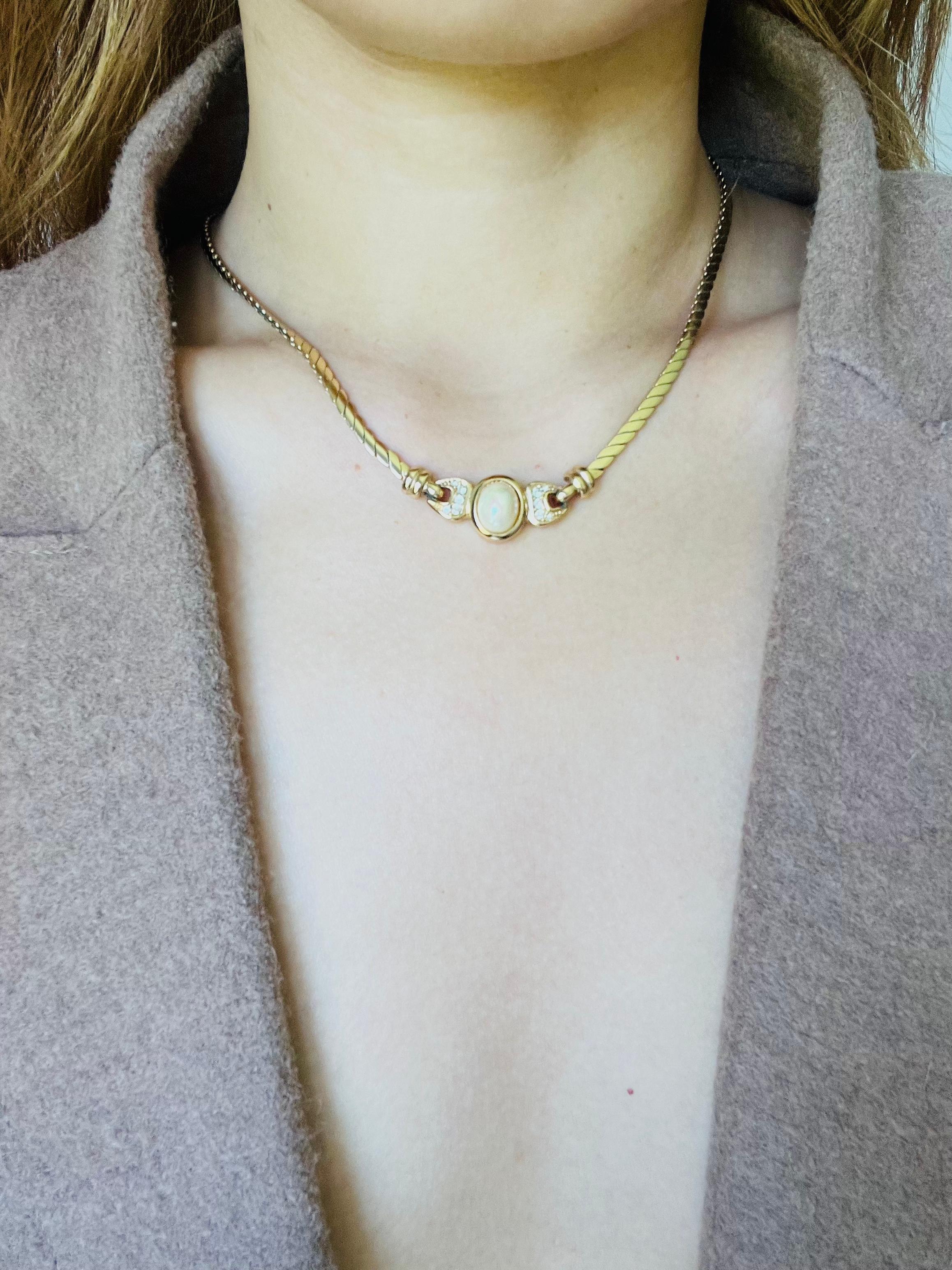 Christian Dior Vintage anni '80 Collana con ciondolo ovale di perle bianche e cristalli collegati in vendita 2