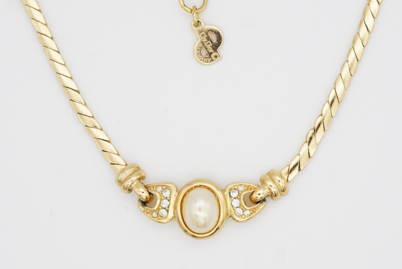 Christian Dior Vintage anni '80 Collana con ciondolo ovale di perle bianche e cristalli collegati in vendita 3