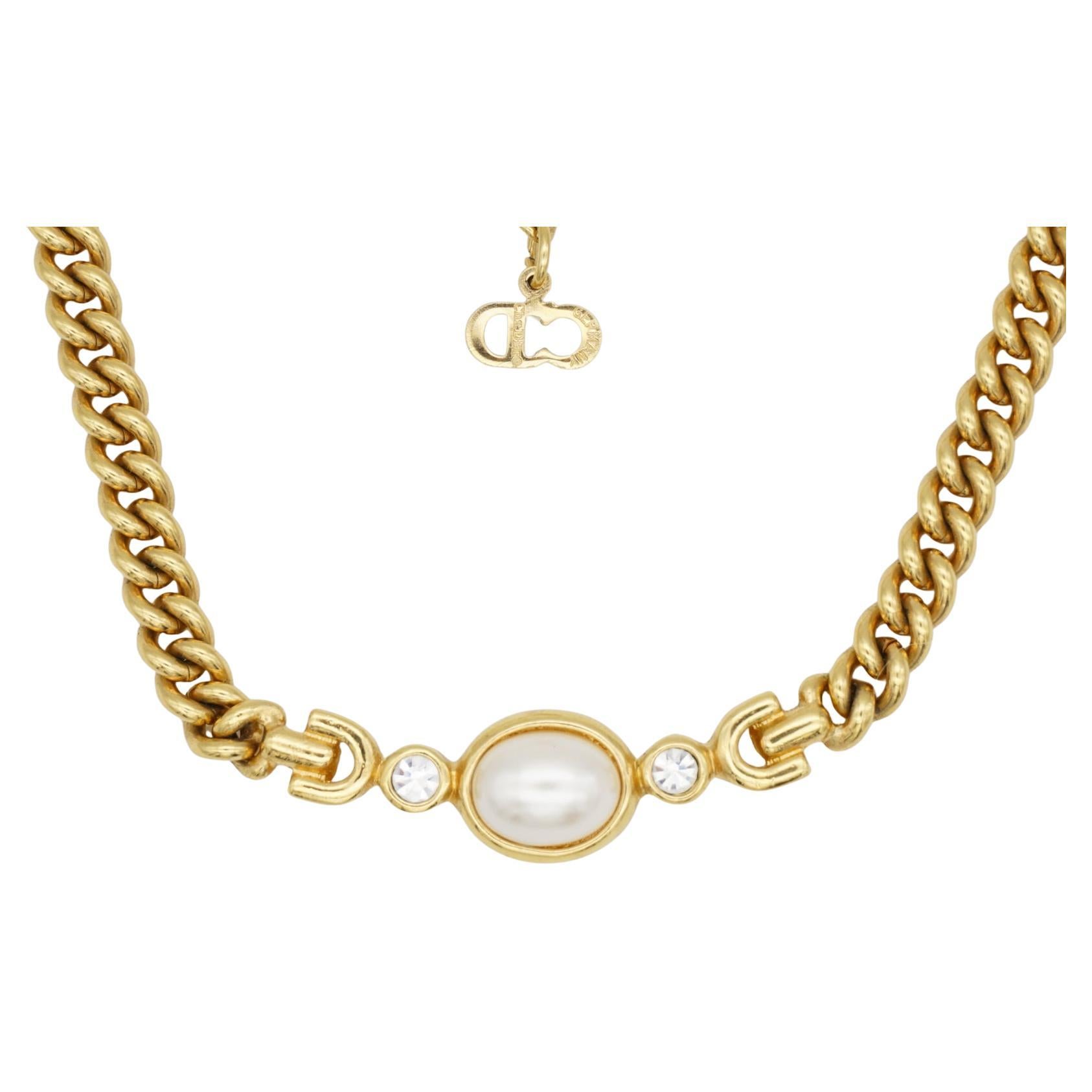 Christian Dior Vintage 1980s White Oval Pearl Double Crystals Pendant Elegant Necklace, Gold Plated

Very good condition. 100% Genuine. 

Rare to find. Marked 'Chr.Dior (C) '.

Material: Gold plated metal, Faux pearl, Rhinestones.

Length: 34 cm.