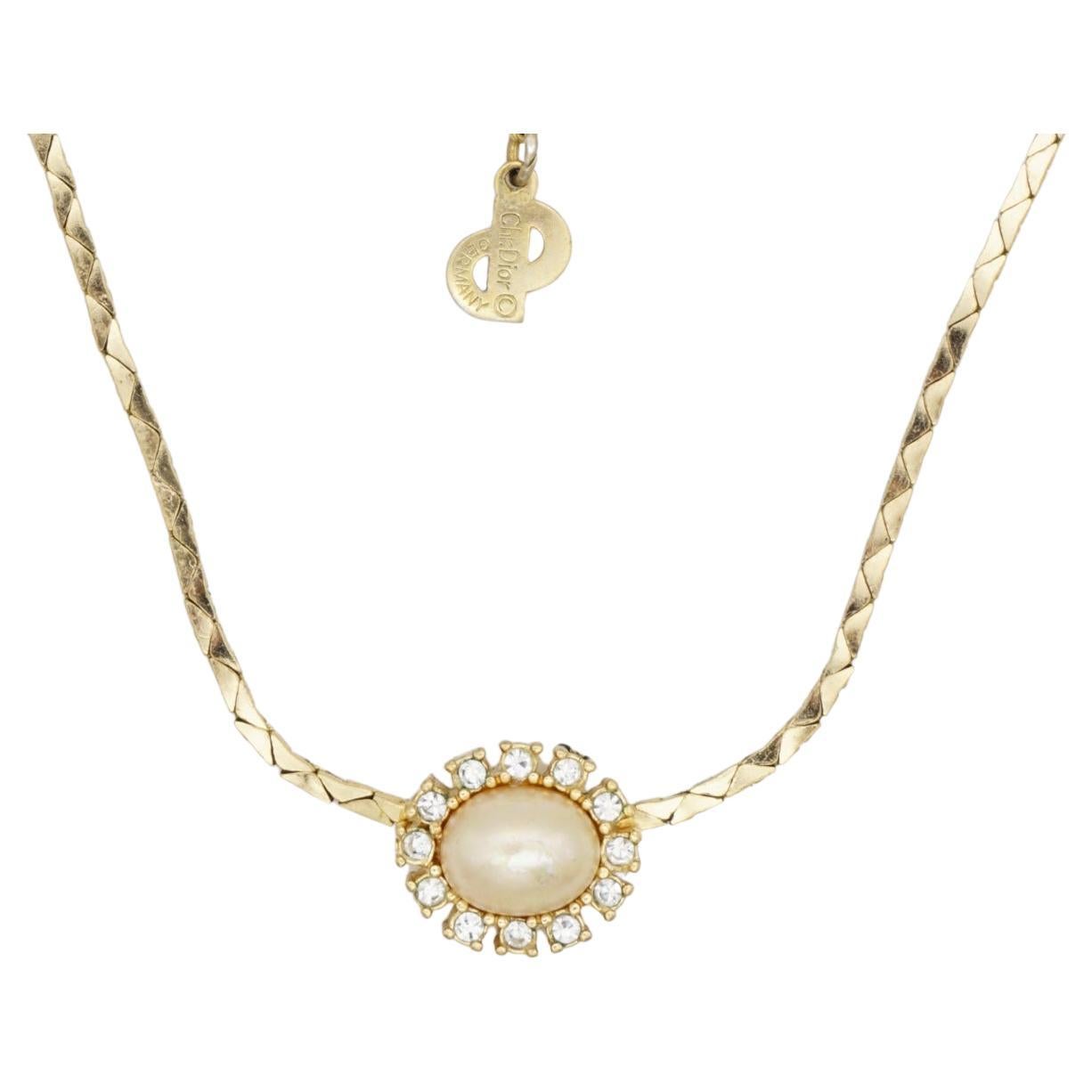 Christian Dior Vintage 1980s White Oval Pearl Shining Crystals Pendant Necklace, Gold Plated

Very good condition. Light scratches on faux pearl, barely noticeable. 

Marked 'Chr.Dior (C) '. 100% Genuine.

Material: Gold plated metal, Faux pearl,