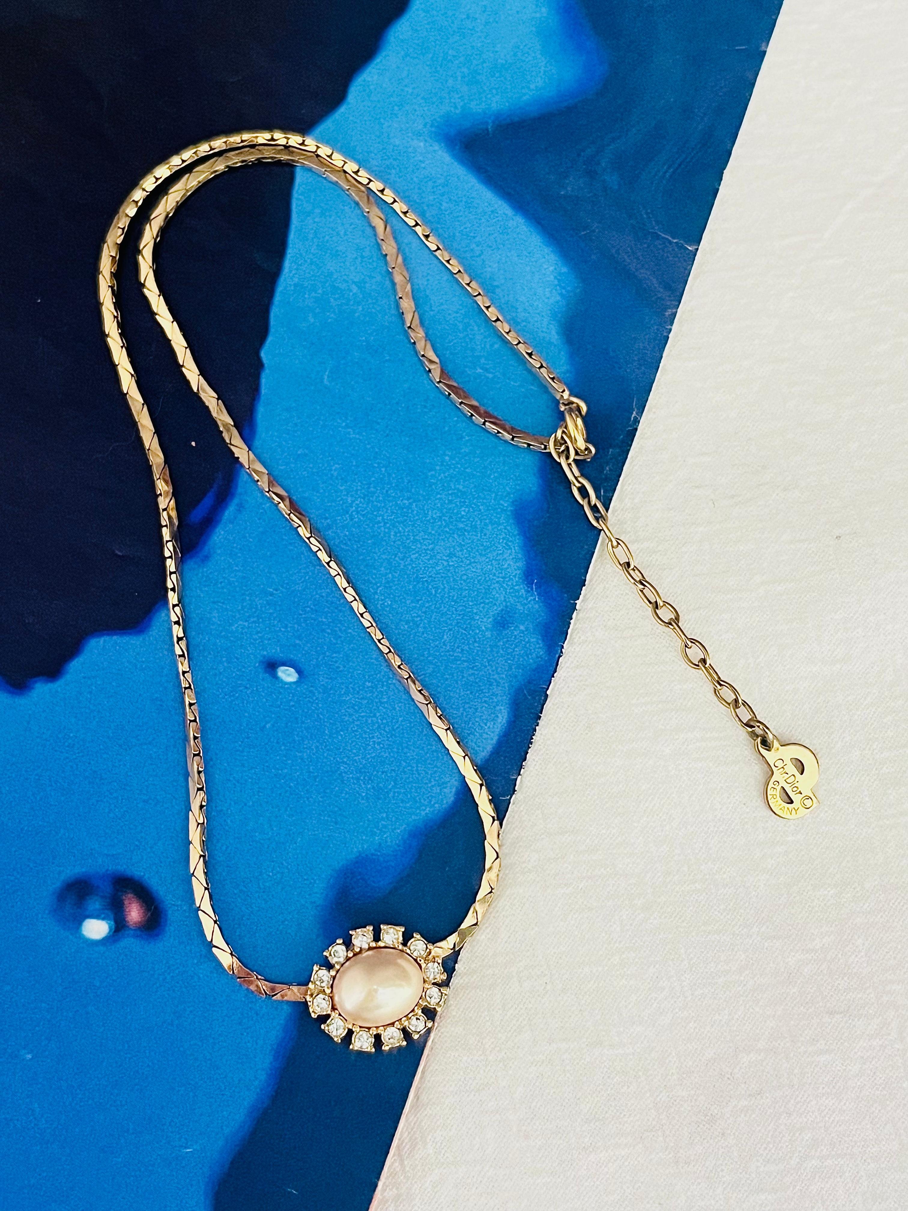 Christian Dior Vintage 1980s White Oval Pearl Shining Crystals Pendant Necklace In Good Condition For Sale In Wokingham, England