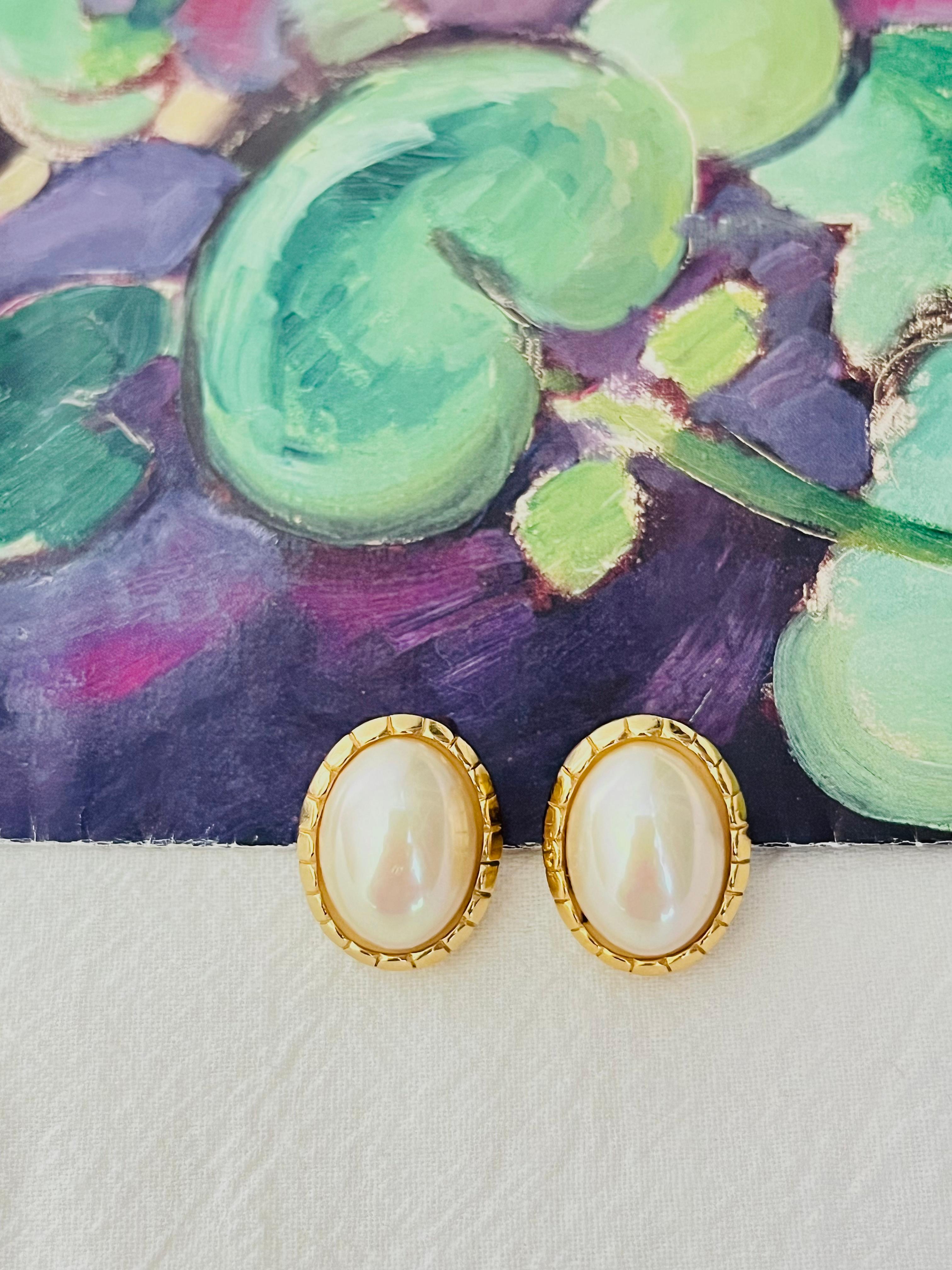 Christian Dior Vintage 1980s White Oval Pearl Textured Lace Gold Clip