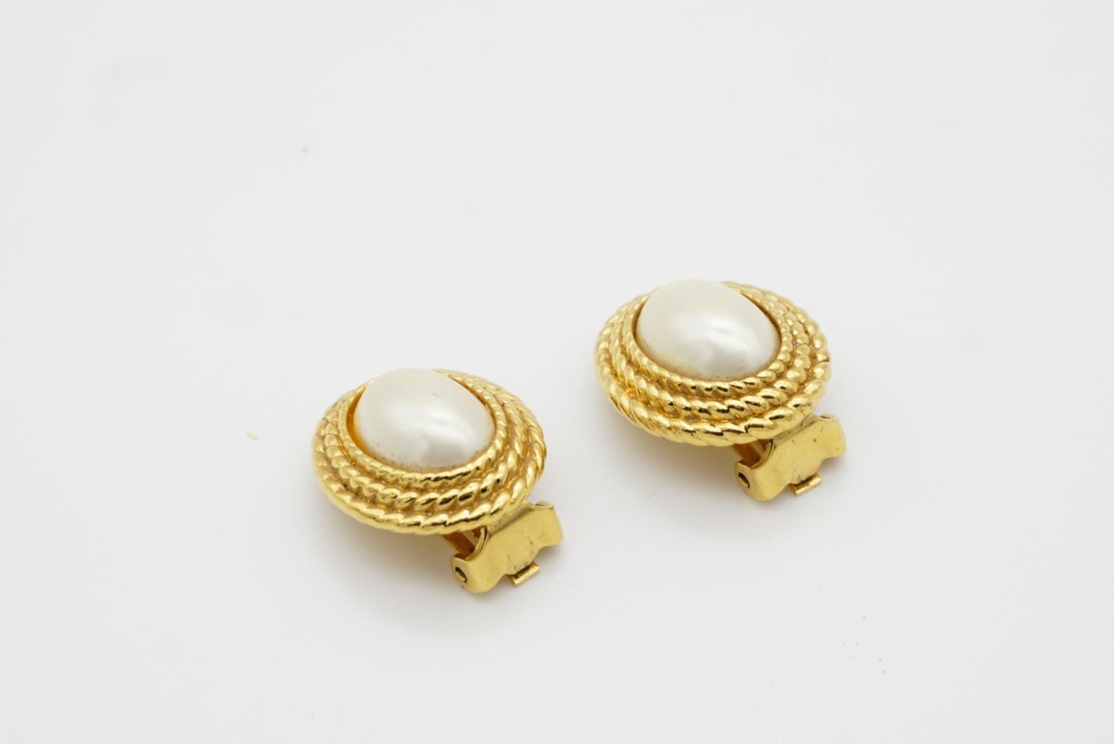 Christian Dior Vintage 1980er Jahre Weiße ovale Perle Dreifachlagige Wirbel geflochtene Ohrringe im Angebot 8