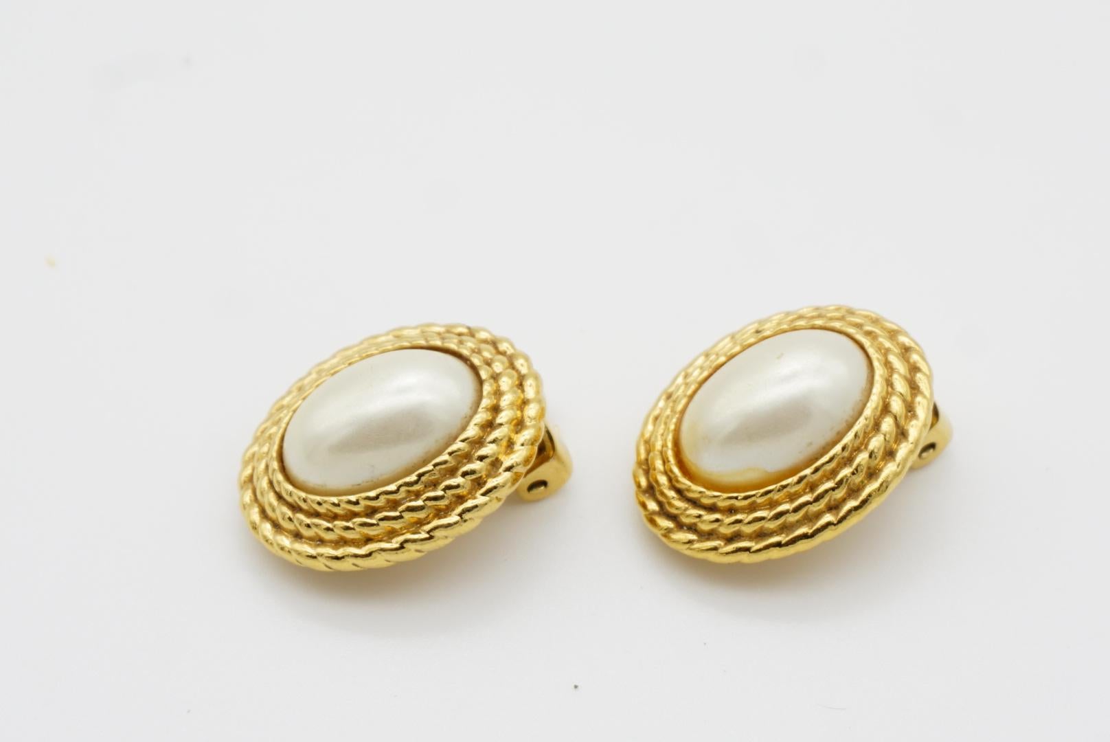 Christian Dior Vintage 1980er Jahre Weiße ovale Perle Dreifachlagige Wirbel geflochtene Ohrringe im Angebot 9