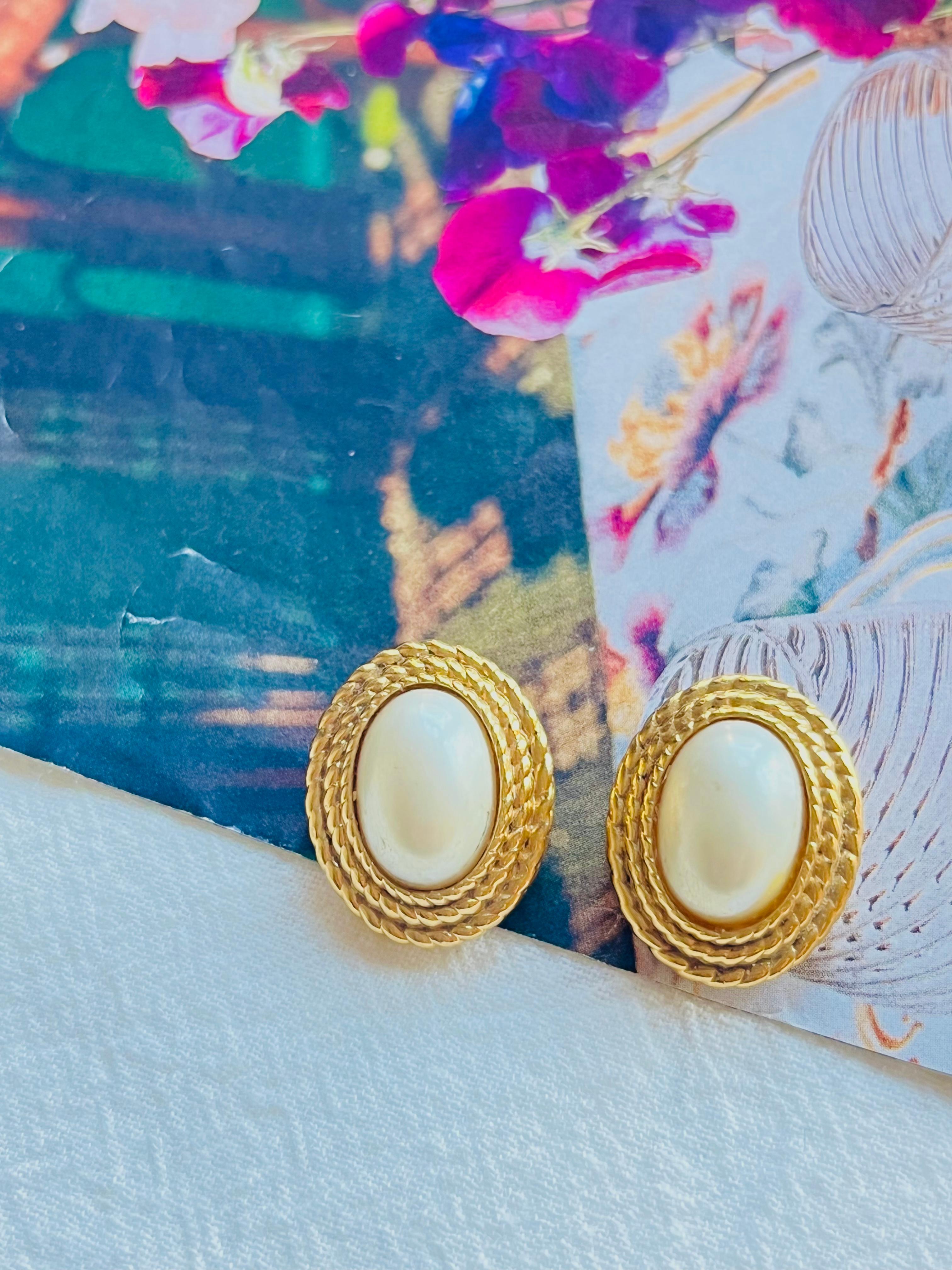 Christian Dior Vintage 1980er Jahre Weiße ovale Perle Dreifachlagige Wirbel geflochtene Ohrringe für Damen oder Herren im Angebot