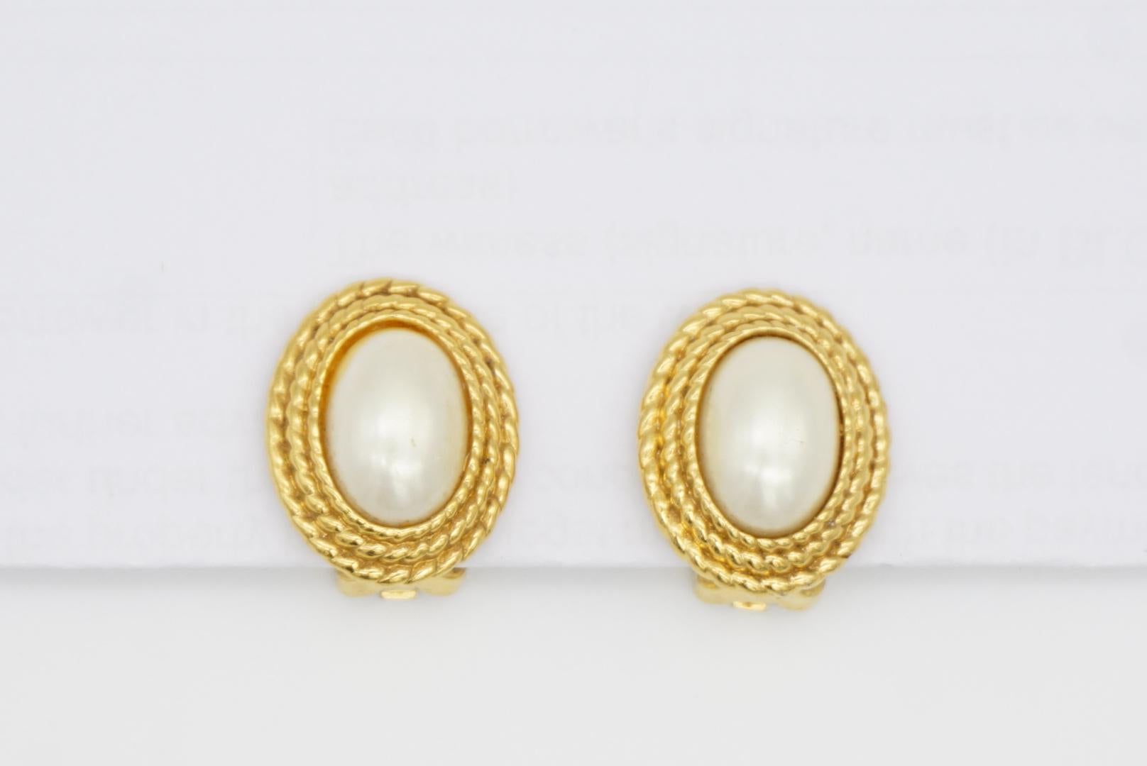 Christian Dior Vintage 1980er Jahre Weiße ovale Perle Dreifachlagige Wirbel geflochtene Ohrringe im Angebot 4