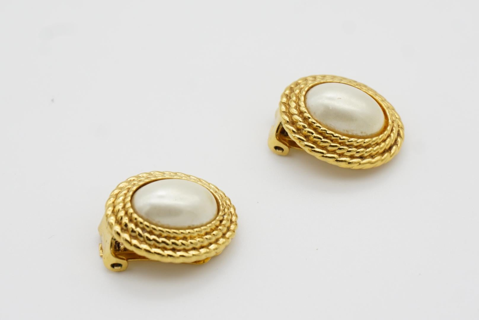 Christian Dior Vintage 1980er Jahre Weiße ovale Perle Dreifachlagige Wirbel geflochtene Ohrringe im Angebot 5