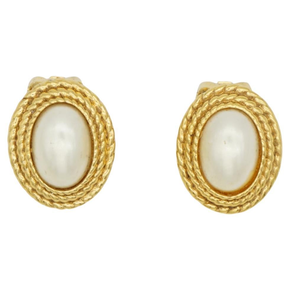 Christian Dior Vintage 1980er Jahre Weiße ovale Perle Dreifachlagige Wirbel geflochtene Ohrringe (Art nouveau) im Angebot