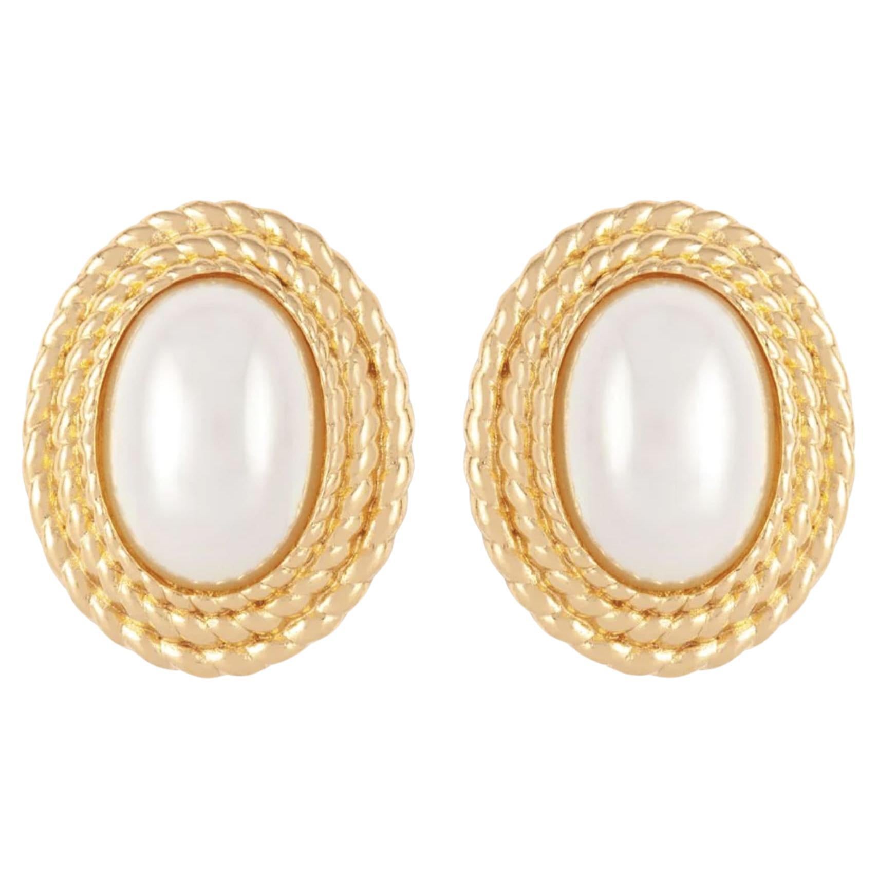 Christian Dior Vintage 1980er Jahre Weiße ovale Perle Dreifachlagige Wirbel geflochtene Ohrringe im Angebot