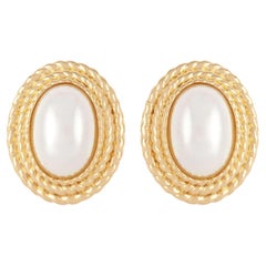 Christian Dior Vintage 1980er Jahre Weiße ovale Perle Dreifachlagige Wirbel geflochtene Ohrringe