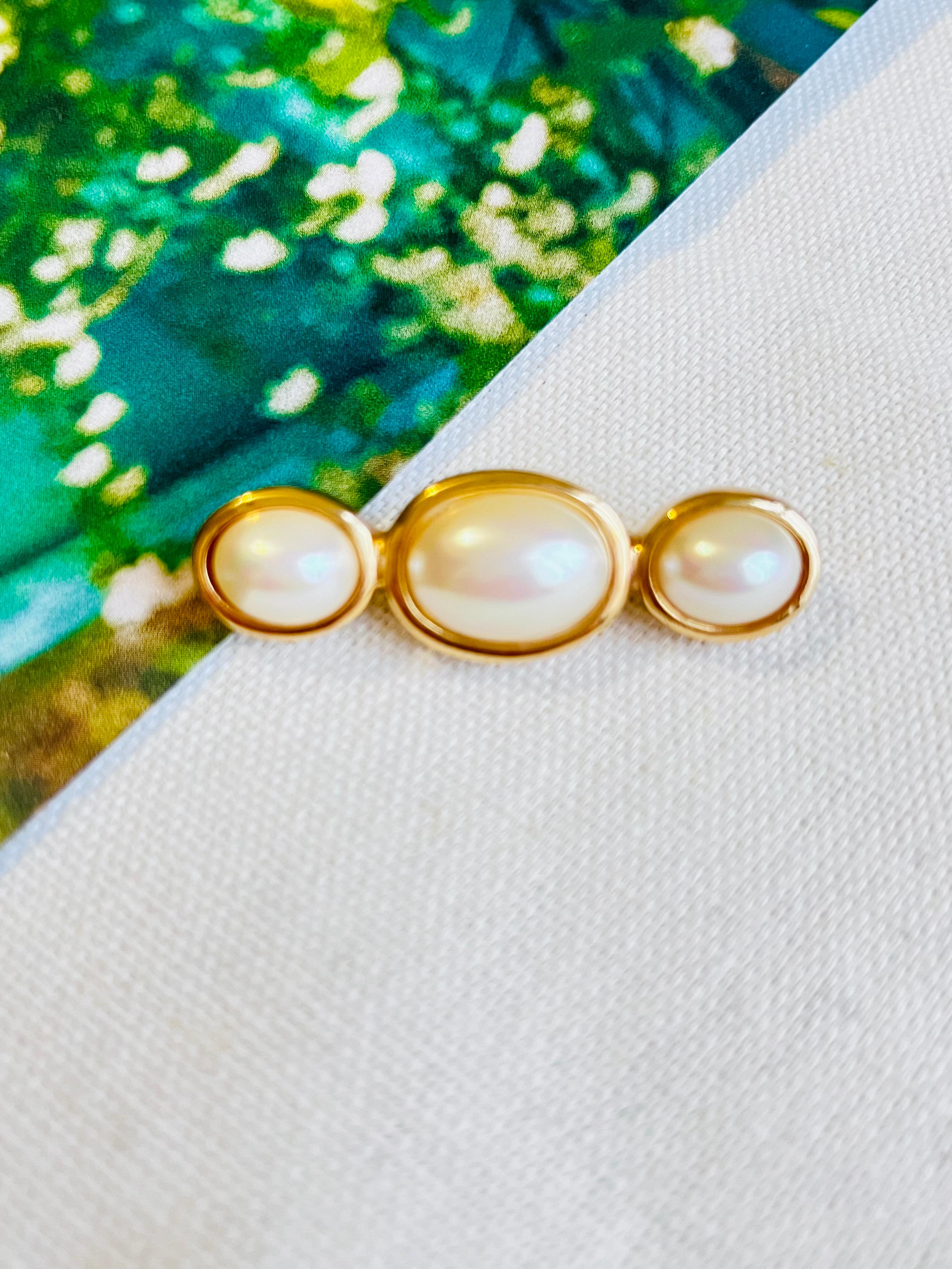 Very good condition. All perfect but one tiny mark on one faux pearl. Barely noticeable.  100% Genuine.

A unique piece. This gold plated stylised brooch with three gorgeous faux pearls. 

Safety-catch pin closure, signed Christian Dior on the