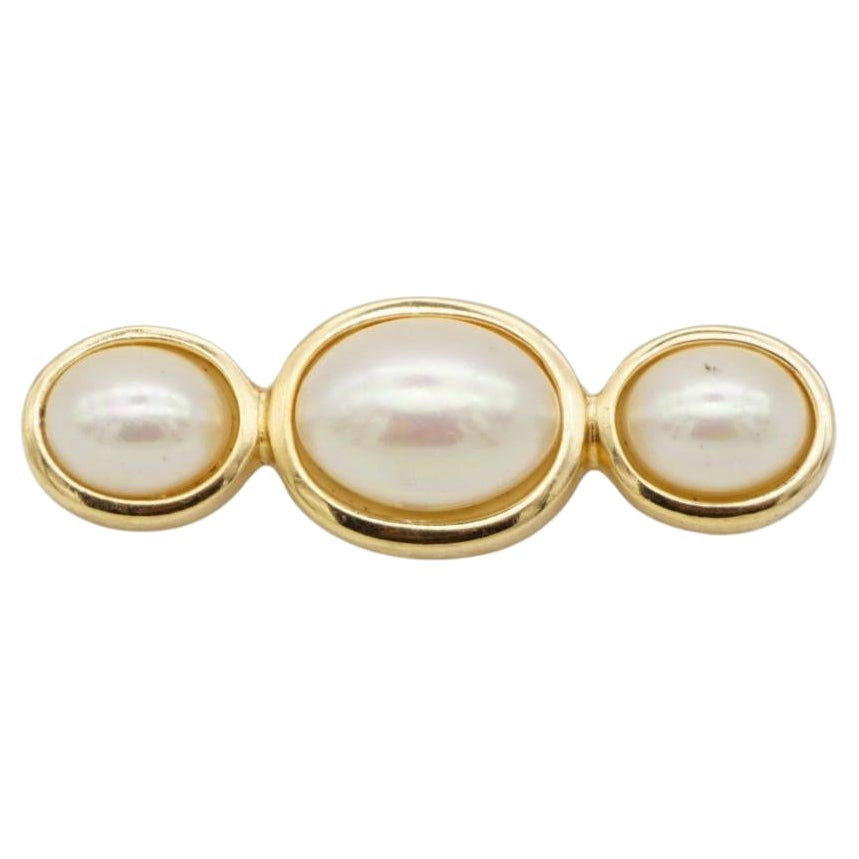 Christian Dior Vintage 1980s White Oval Trio Pearl Long Bar Elegant Brooch, Gold Plated

Very good condition. All perfect but one tiny mark on one faux pearl. Barely noticeable. 100% Genuine.

A unique piece. This gold plated stylised brooch with