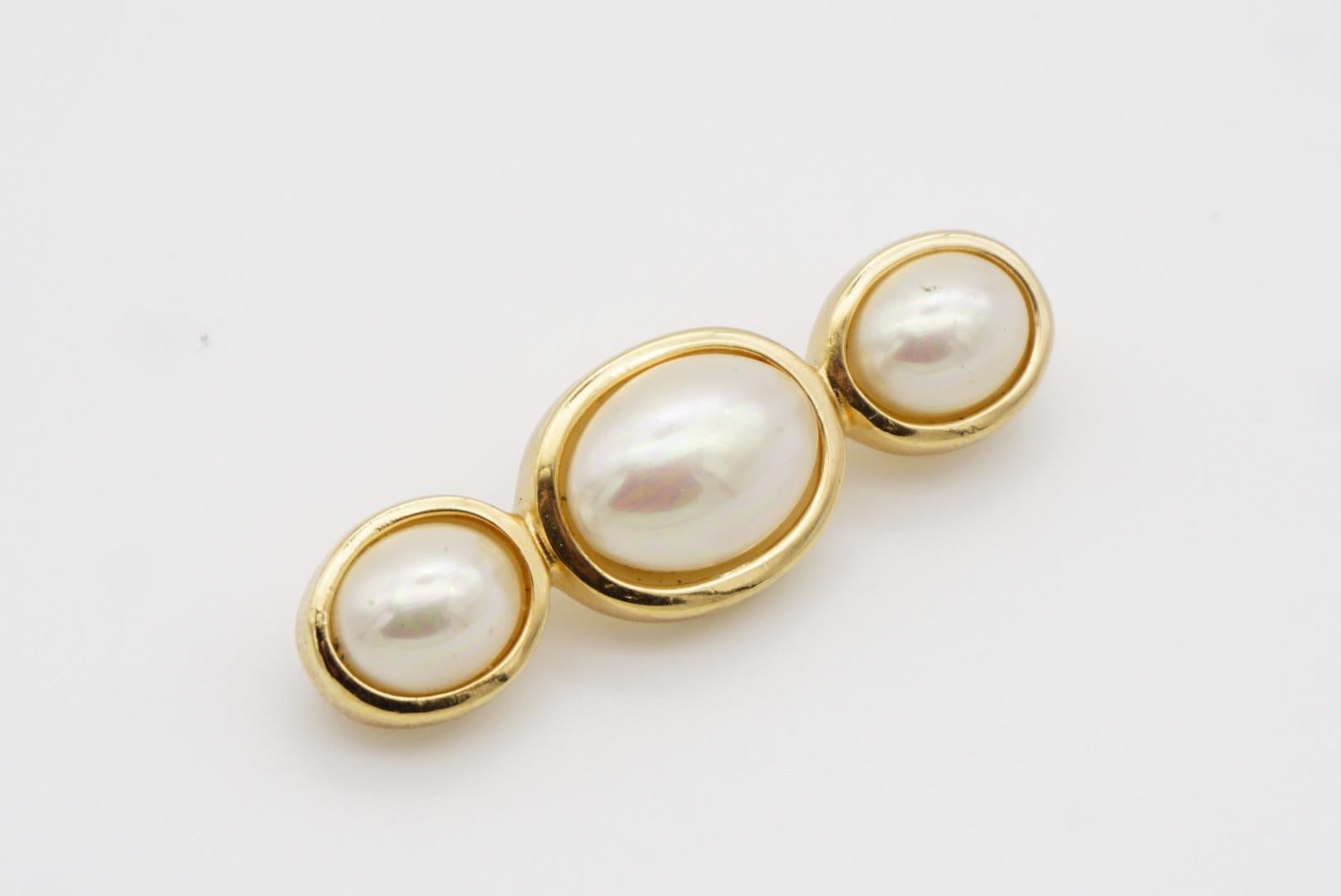 Christian Dior Vintage 1980s White Oval Trio Pearl Long Bar Elegant Gold Brooch For Sale 2