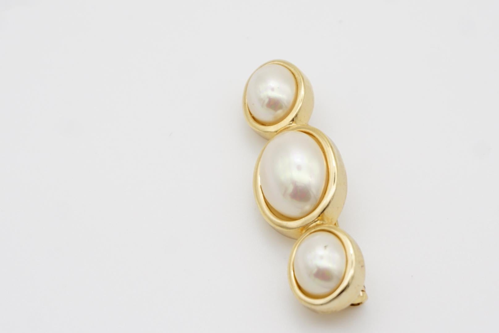 Christian Dior Vintage 1980s White Oval Trio Pearl Long Bar Elegant Gold Brooch For Sale 3