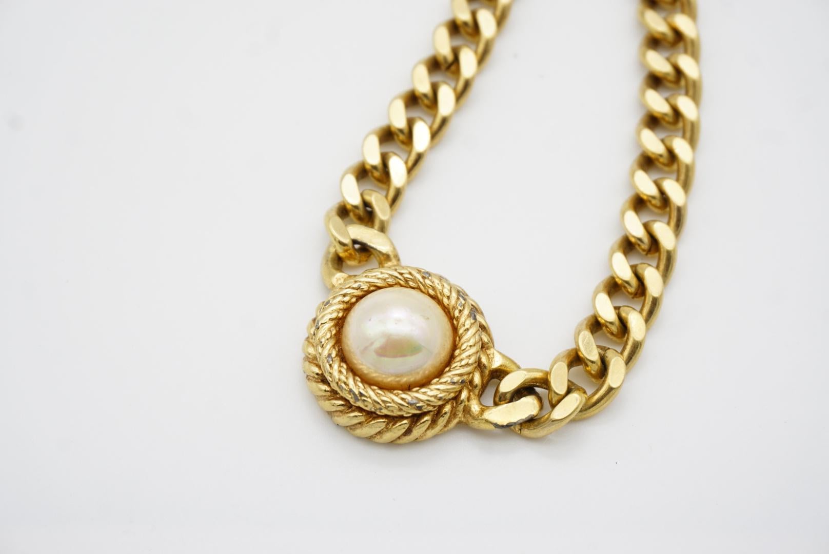 Christian Dior Vintage 1980s White Pearl Cabochon Pendant Curb Link Necklace For Sale 5