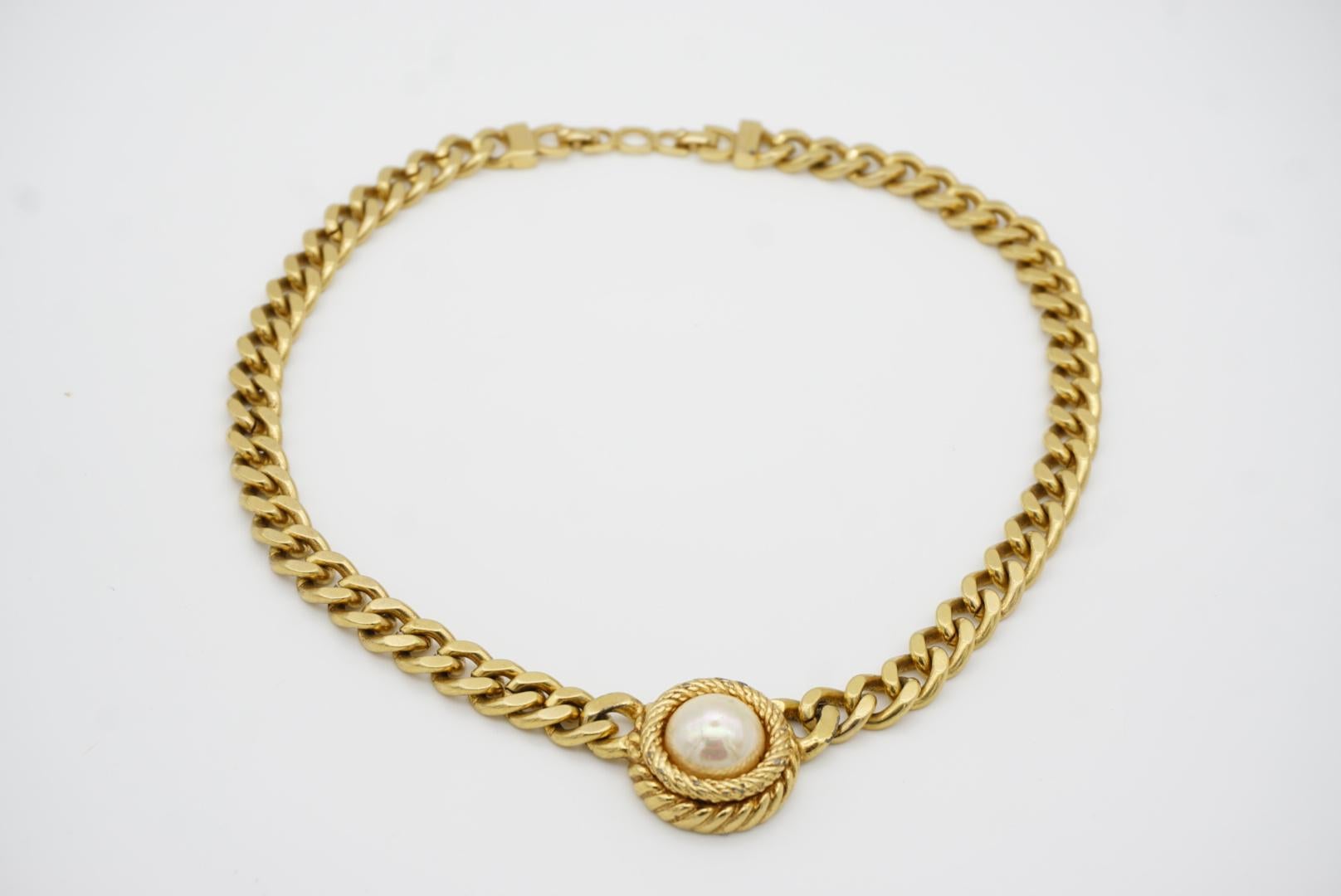 Christian Dior Vintage 1980s White Pearl Cabochon Pendant Curb Link Necklace For Sale 5