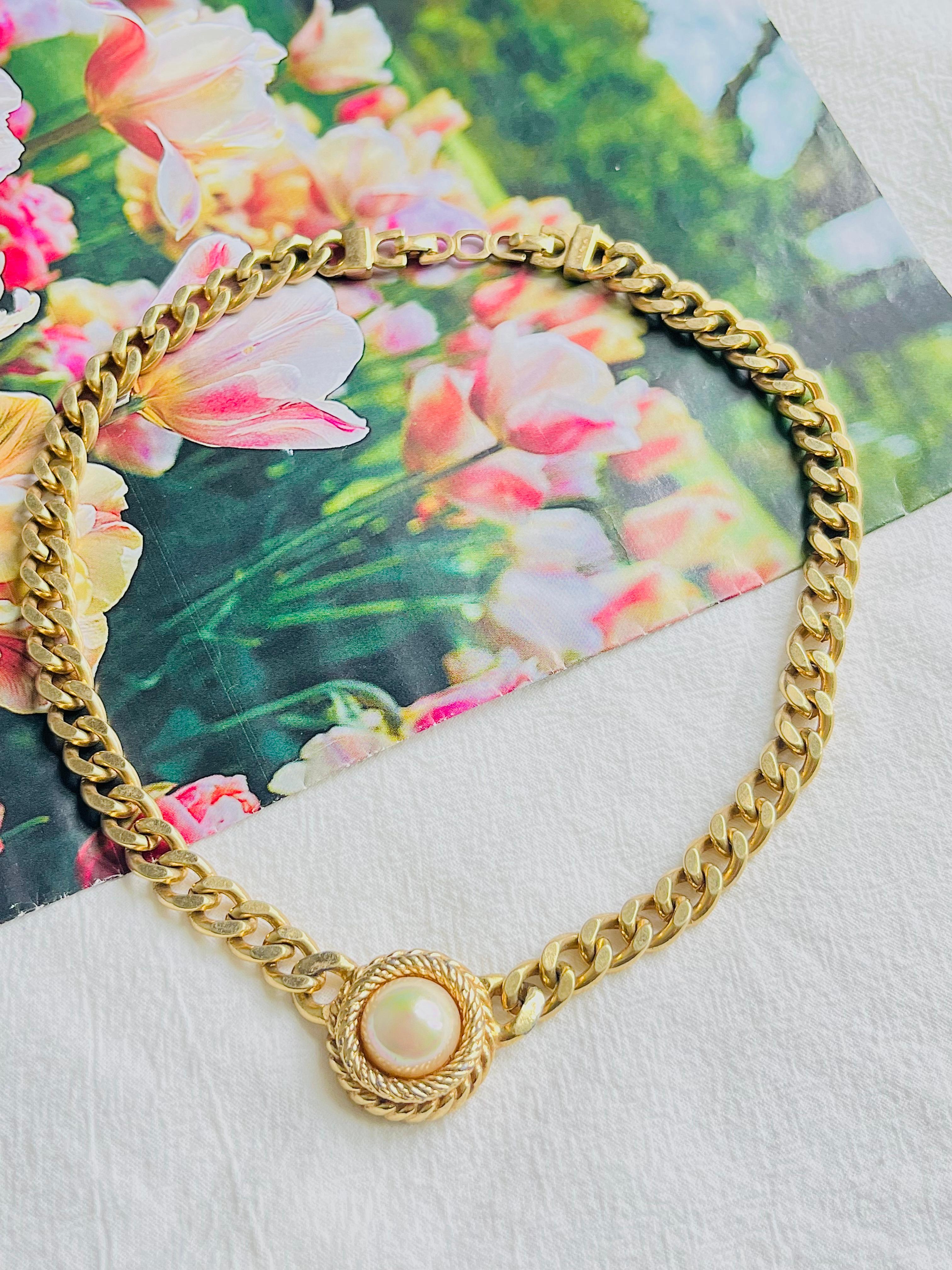 Christian Dior Vintage 1980s White Pearl Cabochon Pendant Curb Link Necklace In Good Condition For Sale In Wokingham, England