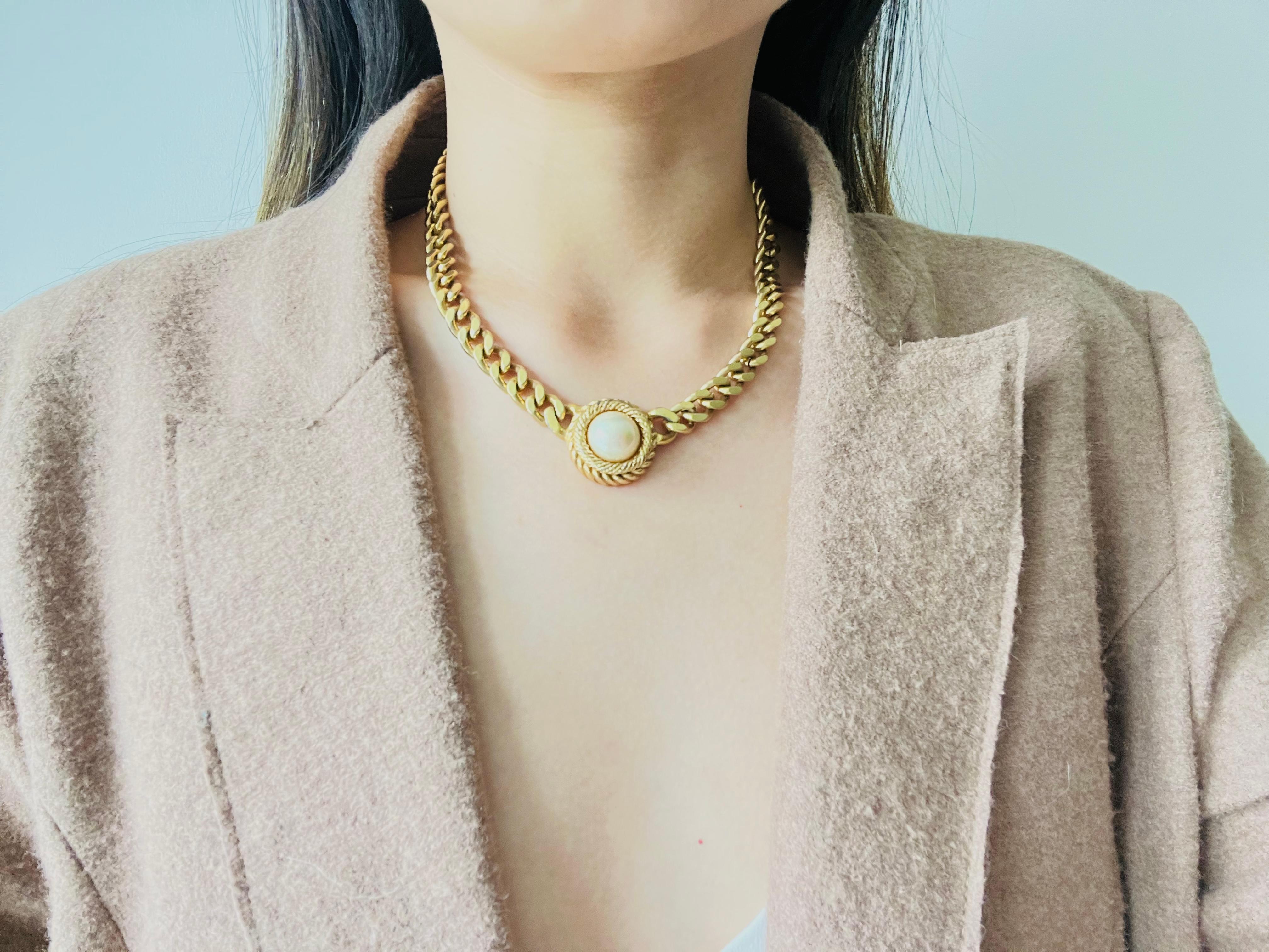 Christian Dior Vintage 1980s White Pearl Cabochon Pendant Curb Link Necklace For Sale 1