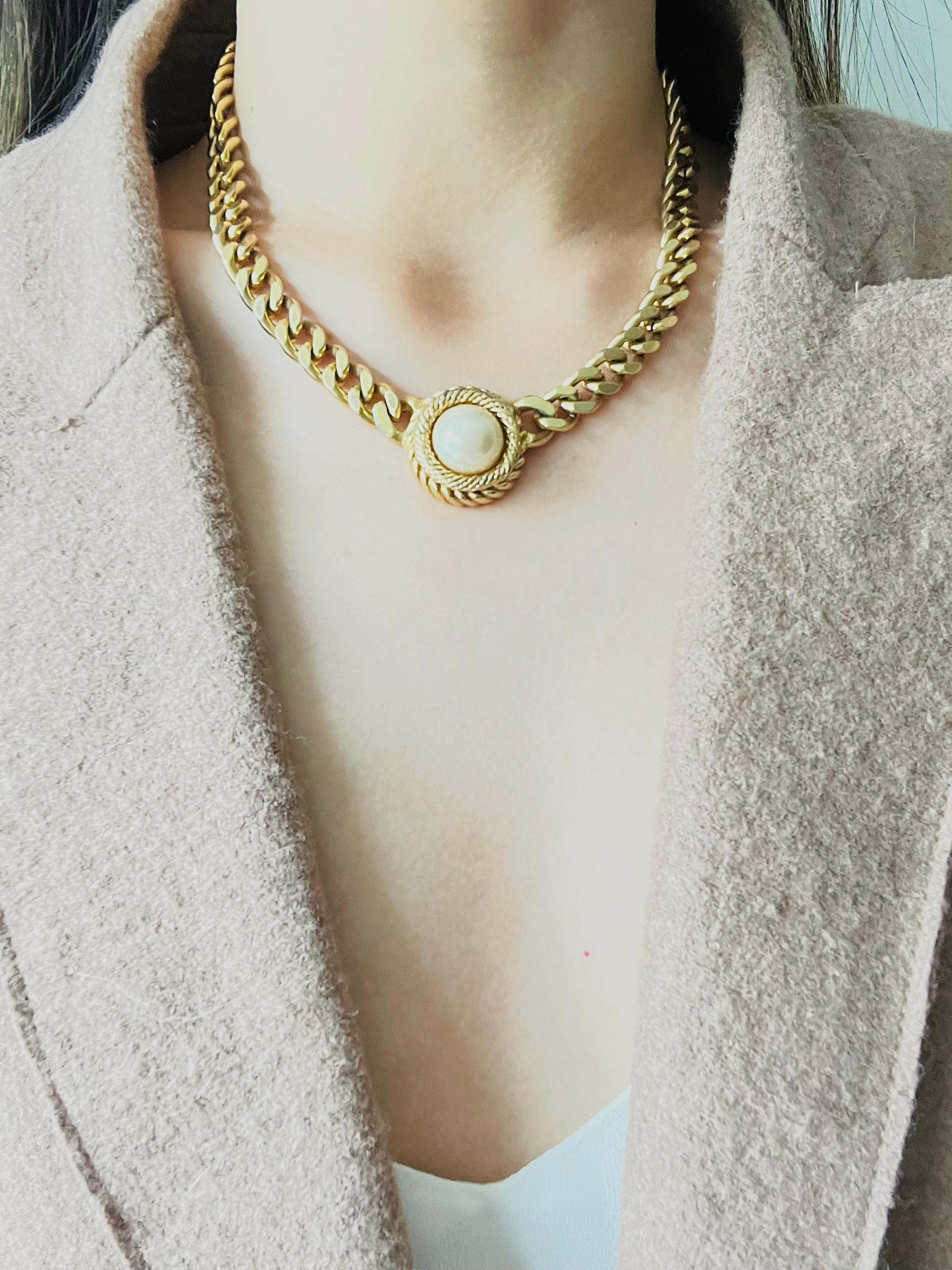 Christian Dior Vintage 1980s White Pearl Cabochon Pendant Curb Link Necklace For Sale 2