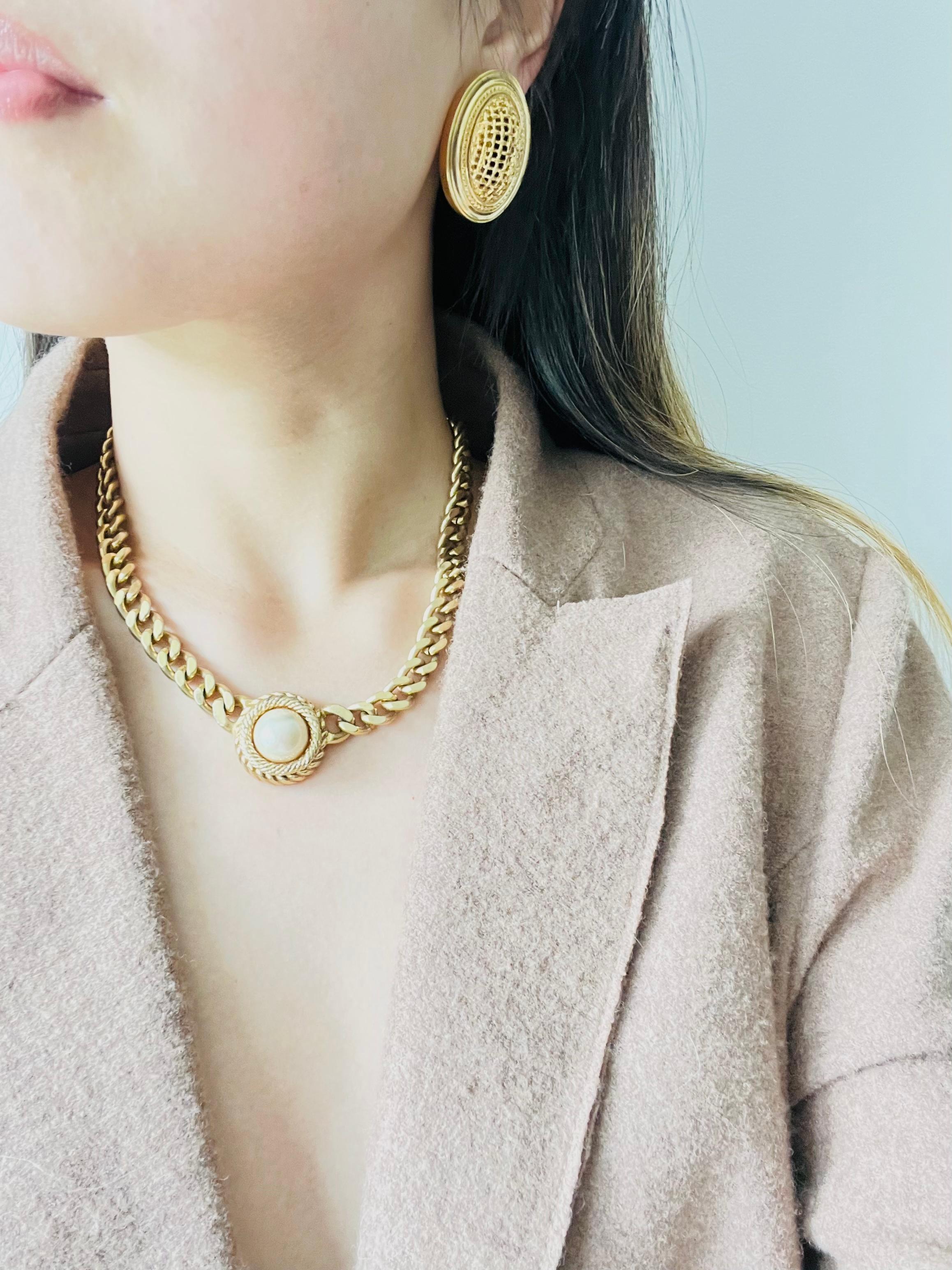 Christian Dior Vintage 1980s White Pearl Cabochon Pendant Curb Link Necklace For Sale 3