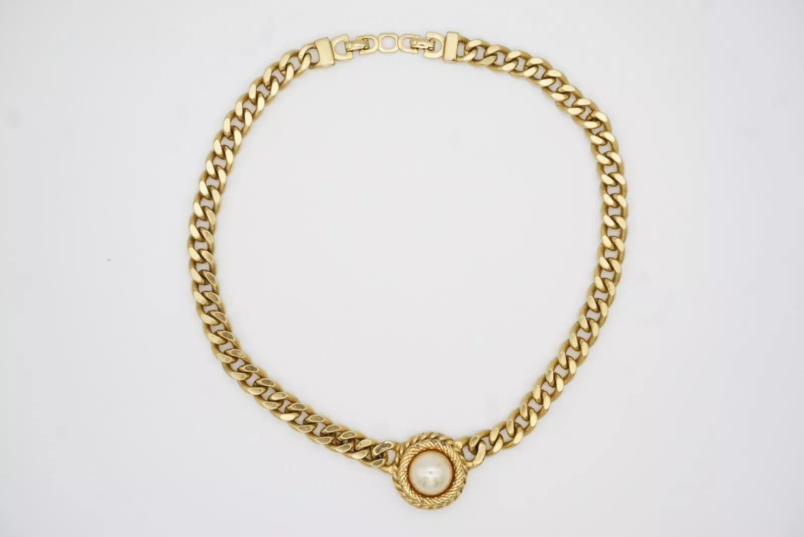 Christian Dior Vintage 1980s White Pearl Cabochon Pendant Curb Link Necklace For Sale 4