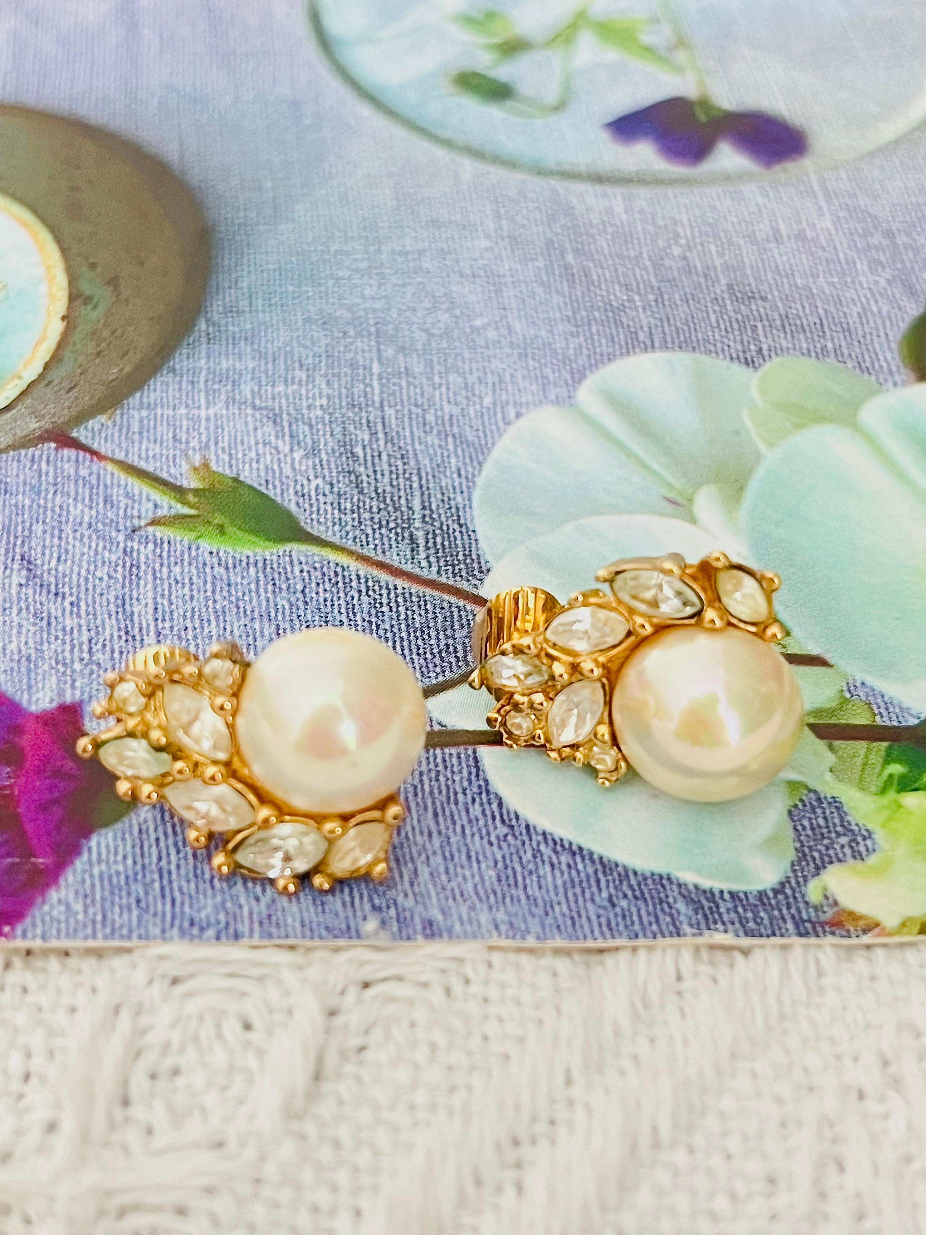 Christian Dior Vintage 1980er Jahre Weiß Perle Cluster Kristalle Flügel Blumenohrringe für Damen oder Herren im Angebot