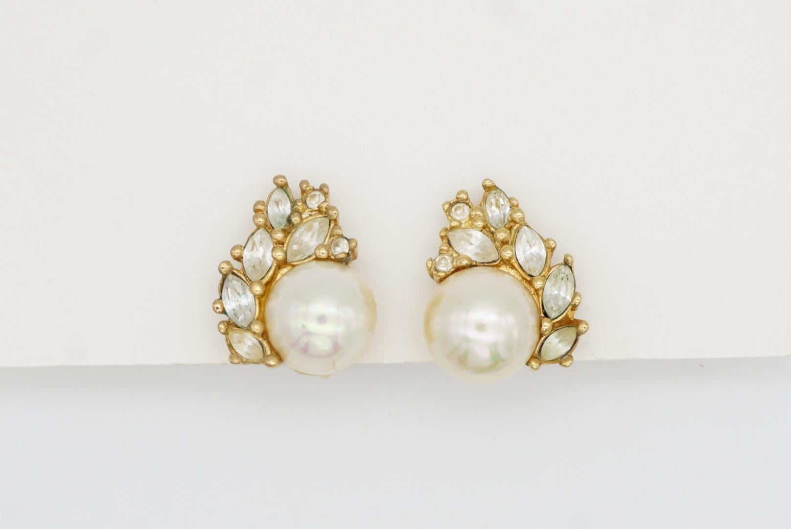 Christian Dior Vintage 1980er Jahre Weiß Perle Cluster Kristalle Flügel Blumenohrringe im Angebot 3