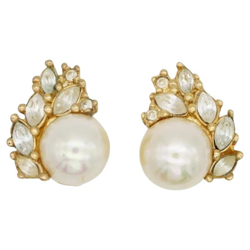 Christian Dior Vintage 1980er Jahre Weiß Perle Cluster Kristalle Flügel Blumenohrringe im Angebot