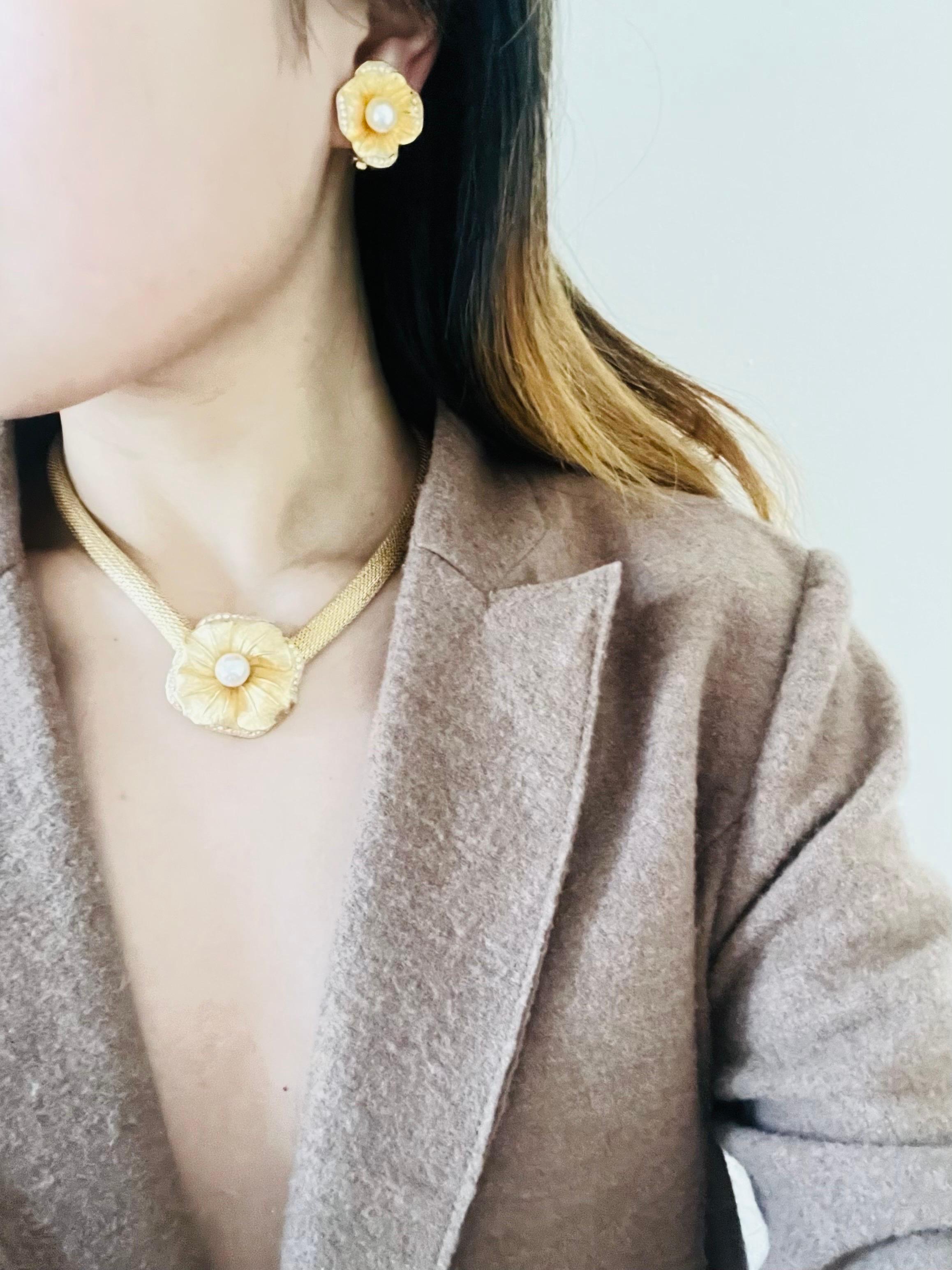 Christian Dior, collier Omega vintage en maille fleurie, perles blanches et cristaux, années 1980 en vente 5