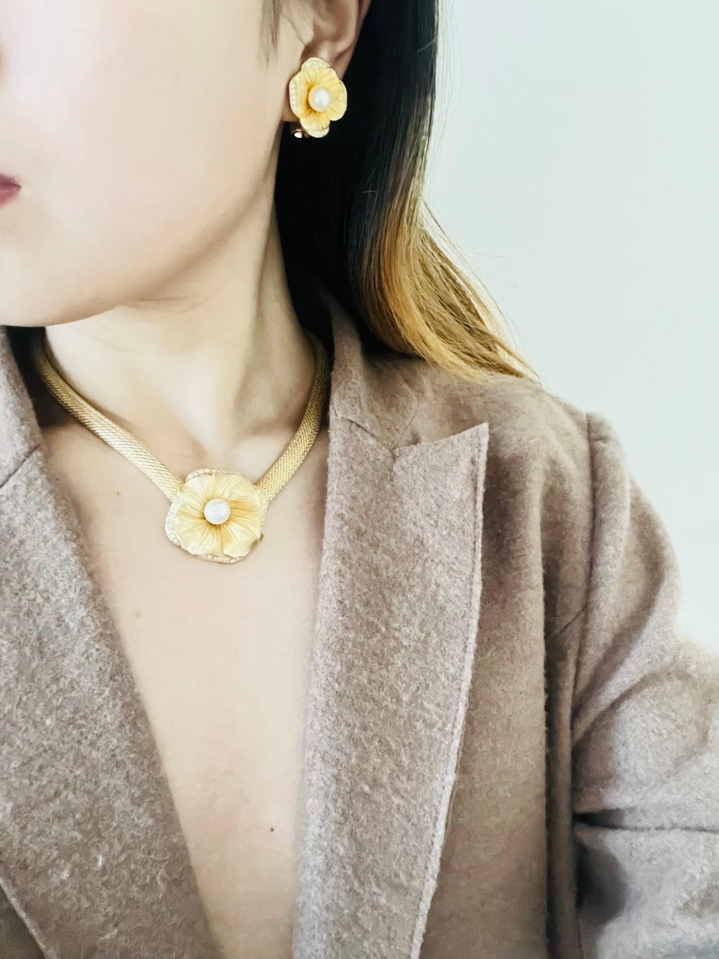Christian Dior, collier Omega vintage en maille fleurie, perles blanches et cristaux, années 1980 en vente 6