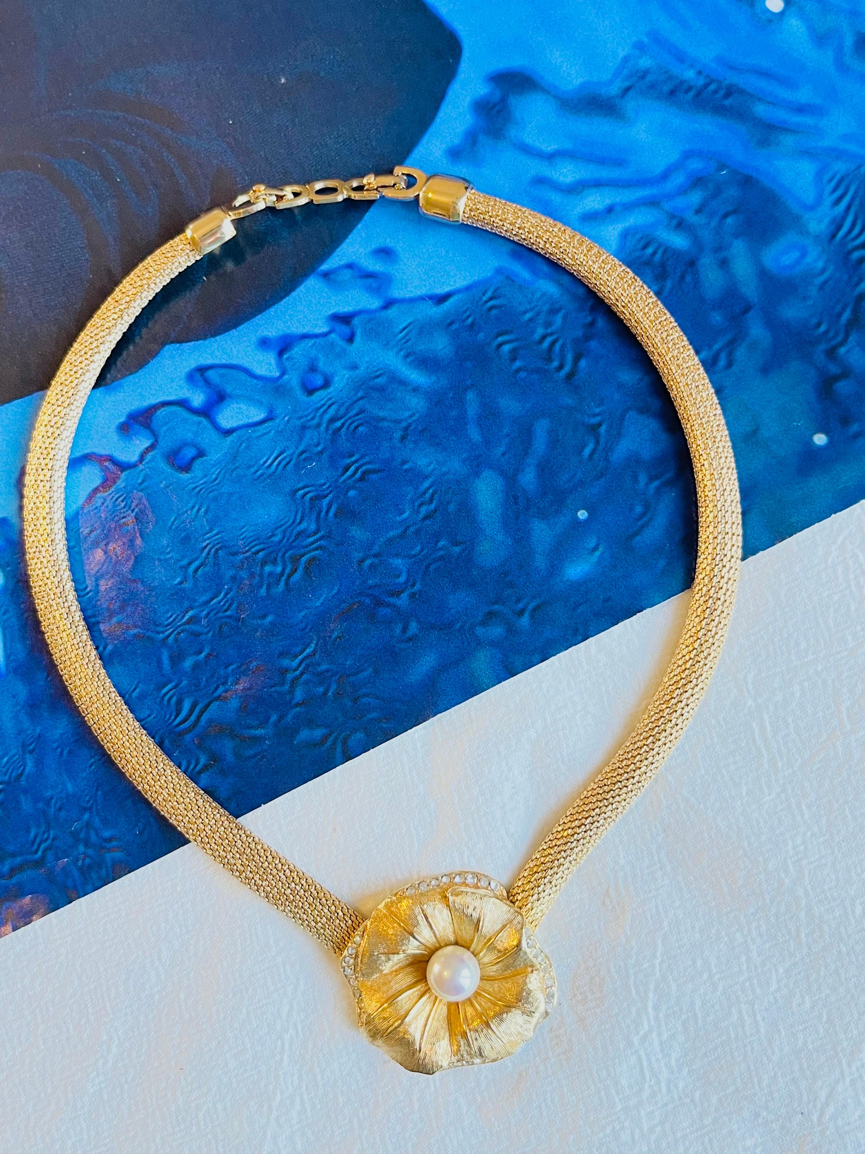 Art déco Christian Dior, collier Omega vintage en maille fleurie, perles blanches et cristaux, années 1980 en vente