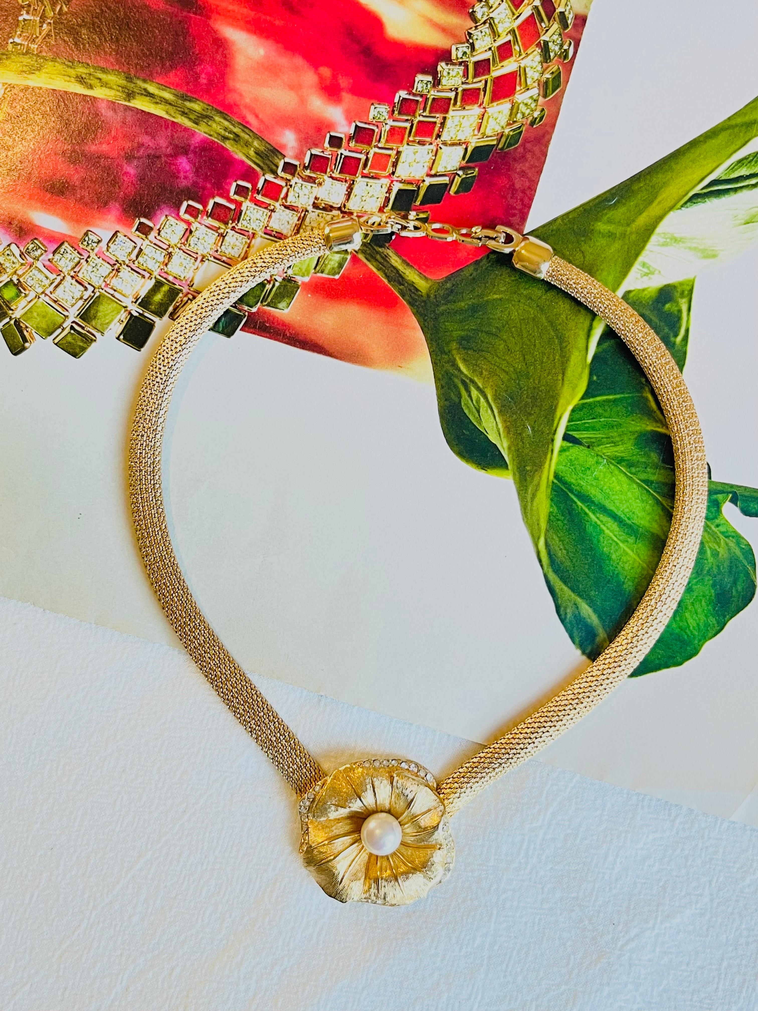 Christian Dior, collier Omega vintage en maille fleurie, perles blanches et cristaux, années 1980 Unisexe en vente