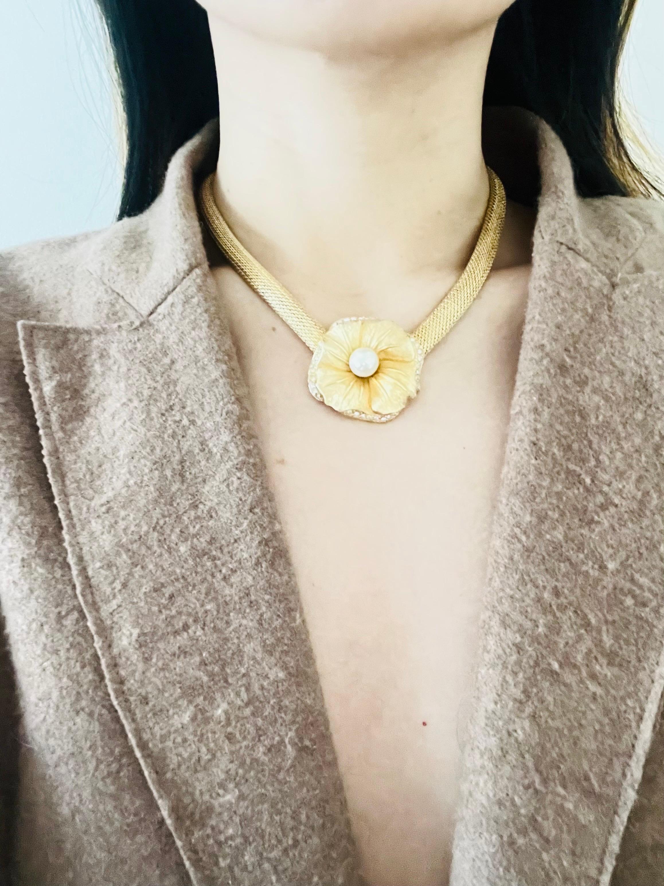Christian Dior, collier Omega vintage en maille fleurie, perles blanches et cristaux, années 1980 en vente 2