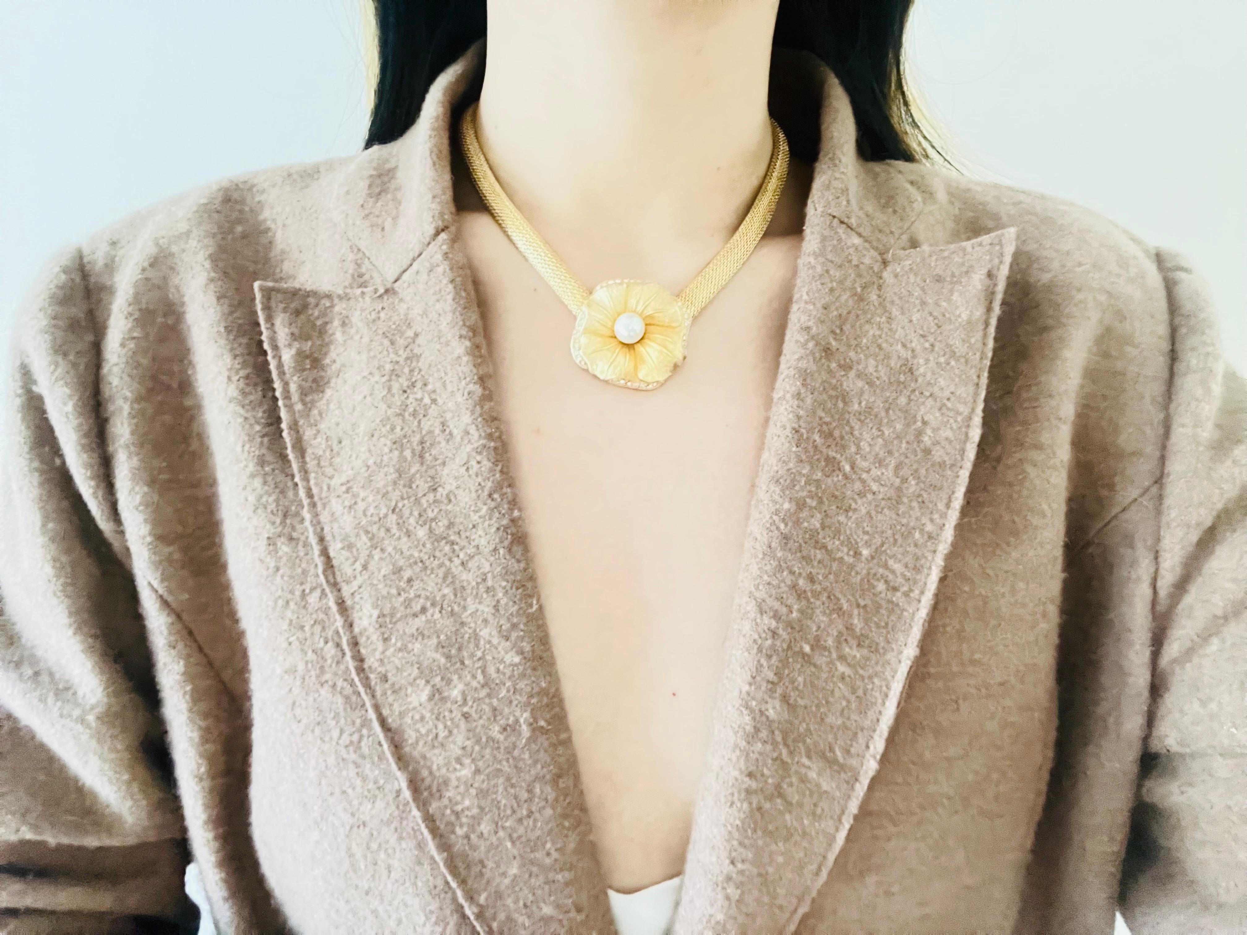 Christian Dior, collier Omega vintage en maille fleurie, perles blanches et cristaux, années 1980 en vente 3