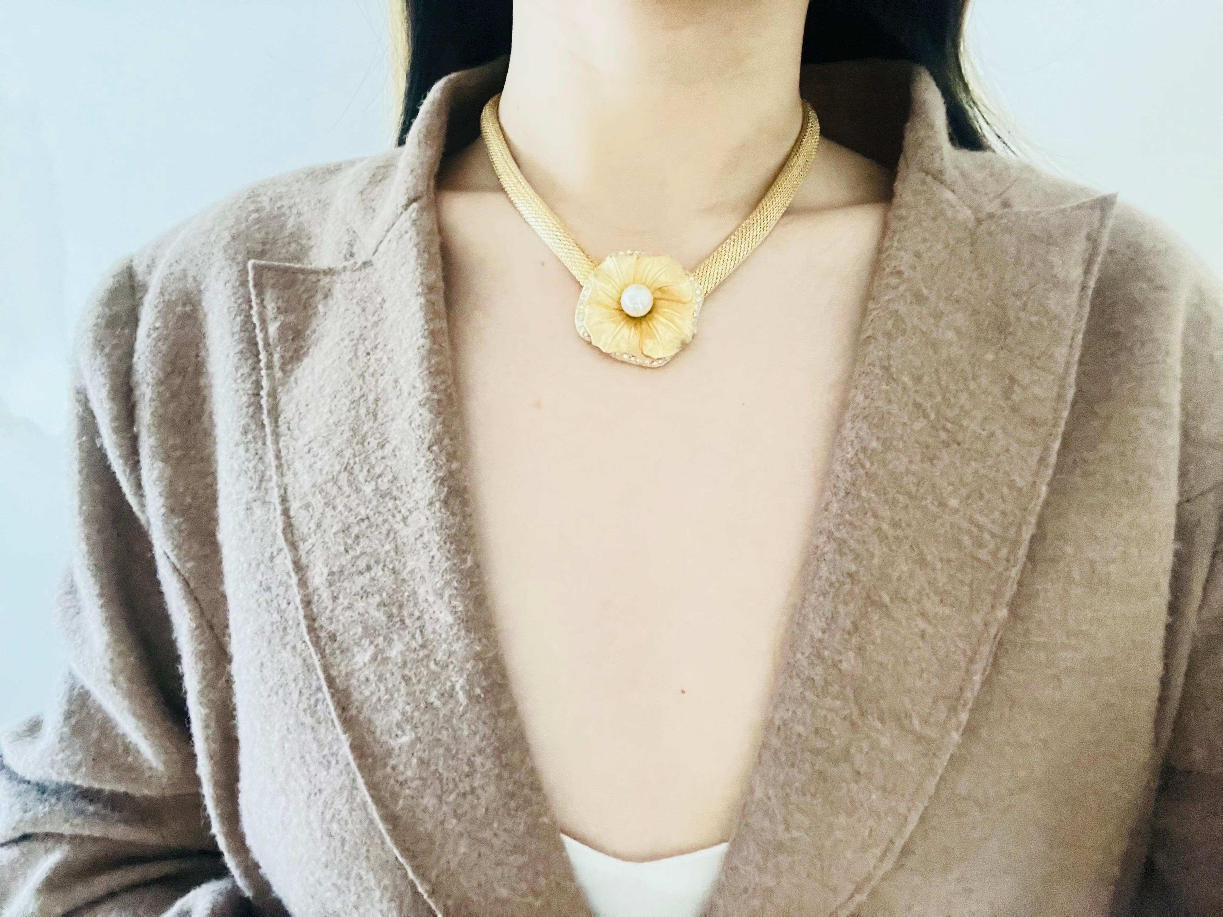 Christian Dior, collier Omega vintage en maille fleurie, perles blanches et cristaux, années 1980 en vente 4