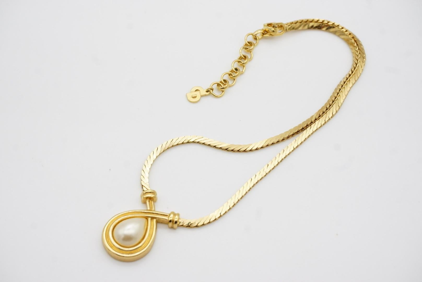 Christian Dior Vintage 1980s White Pearl Crystals Water Drop Pendant Necklace For Sale 10