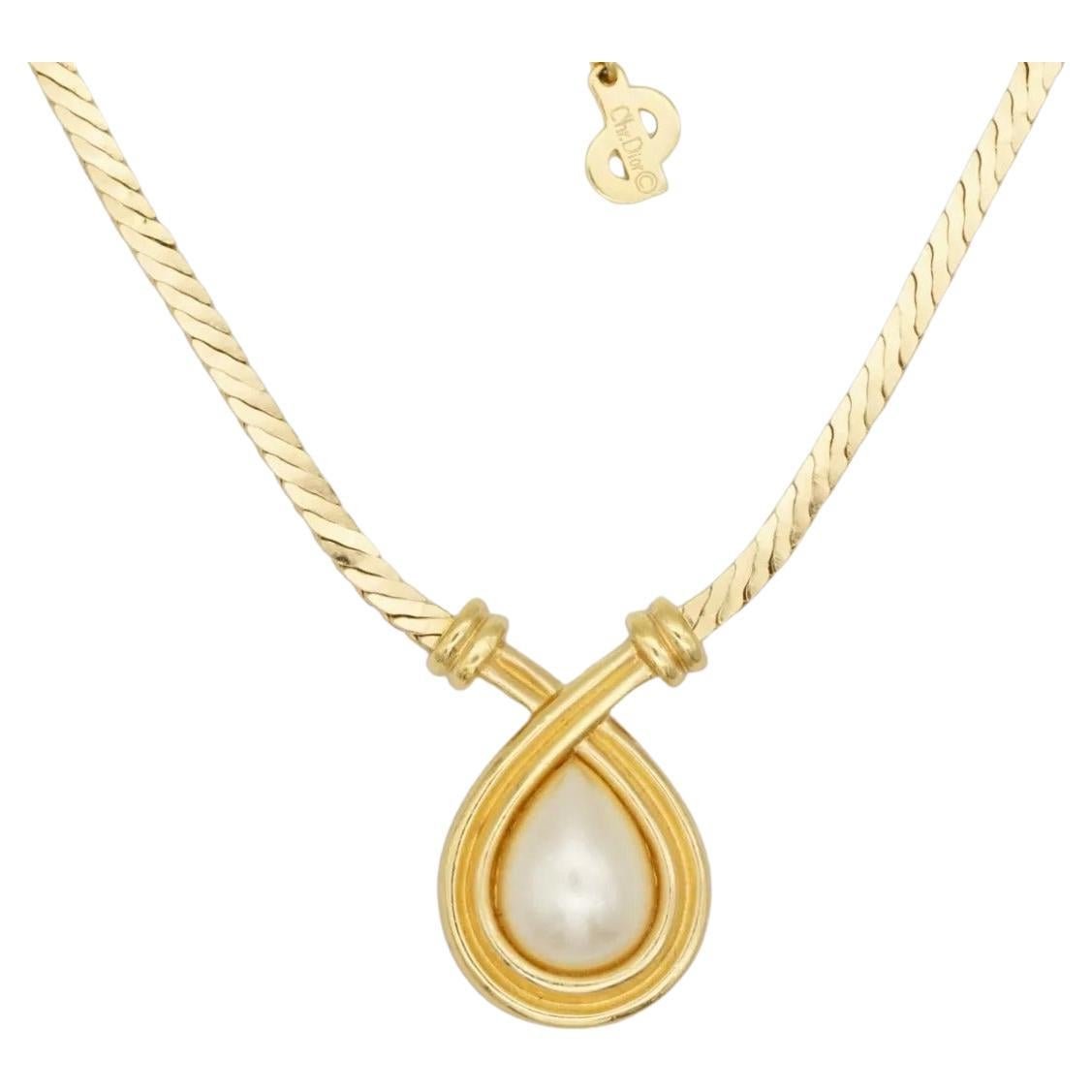 Christian Dior Vintage 1980s Textured White Pearl Water Tear Drop Cross Pendant Elegant Necklace, Gold Plated

Very good condition. Very light scratches, barely noticeable. 100% Genuine. 

Rare to find. Marked 'Chr.Dior (C) '.

Material: Gold plated