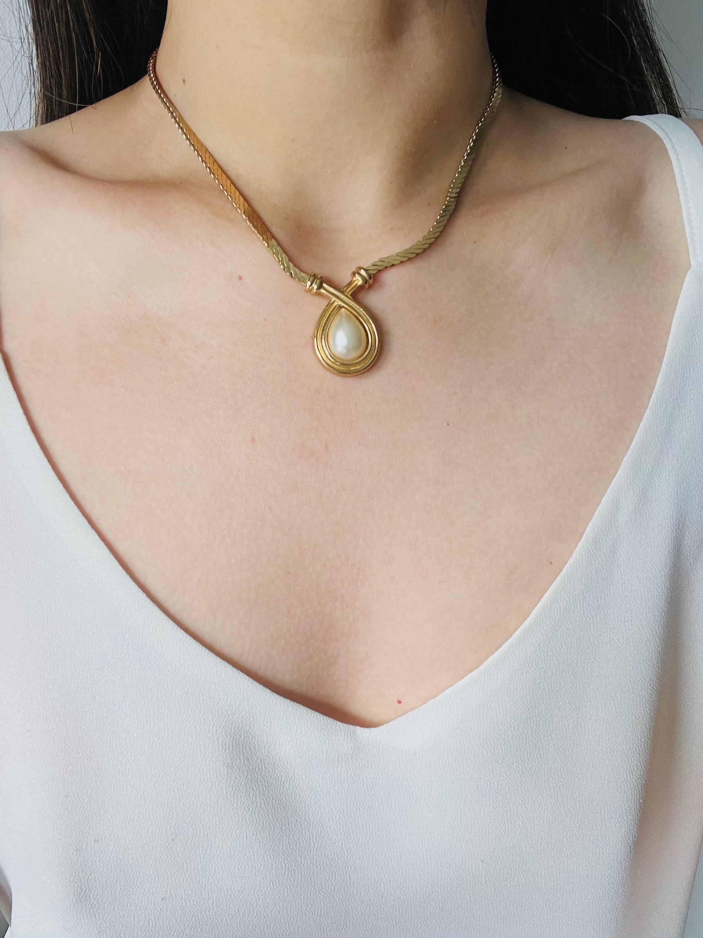 Christian Dior Vintage 1980s White Pearl Crystals Water Drop Pendant Necklace For Sale 3