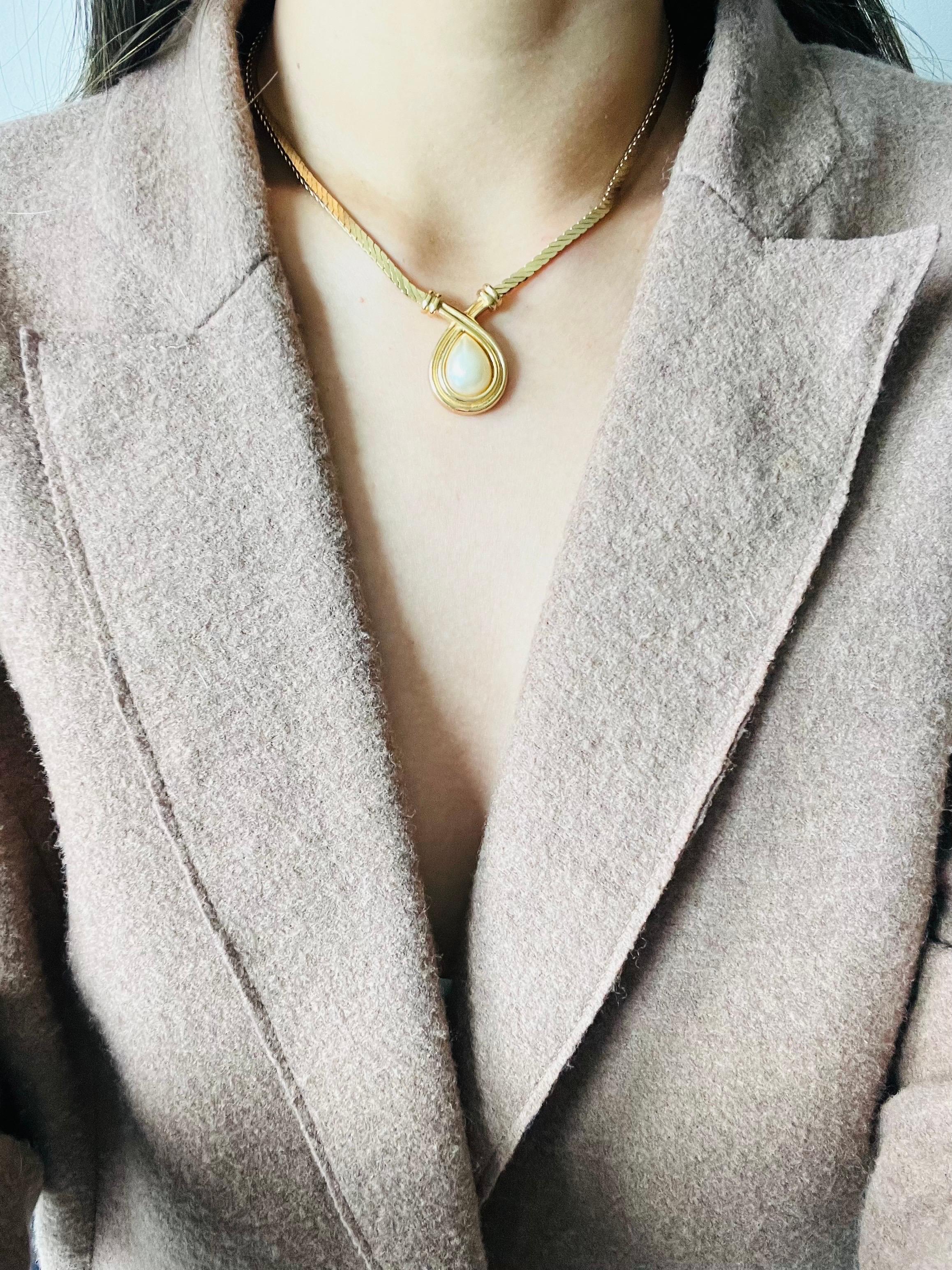 Christian Dior Vintage 1980s White Pearl Crystals Water Drop Pendant Necklace For Sale 4