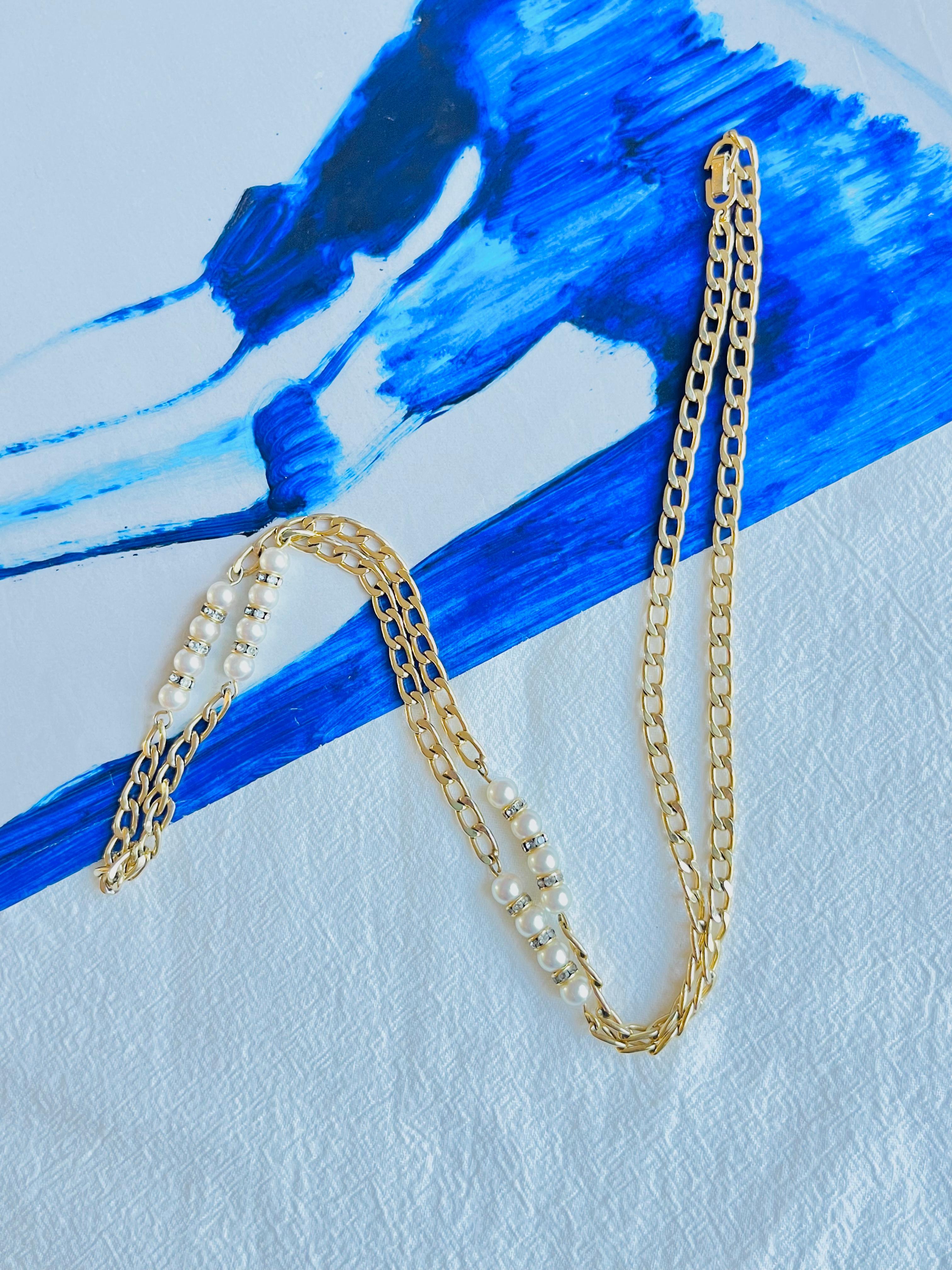 Christian Dior Vintage 1980er Jahre Lange Halskette aus Gold mit weißen Perlen und runden Kugelkristallen im Zustand „Hervorragend“ im Angebot in Wokingham, England