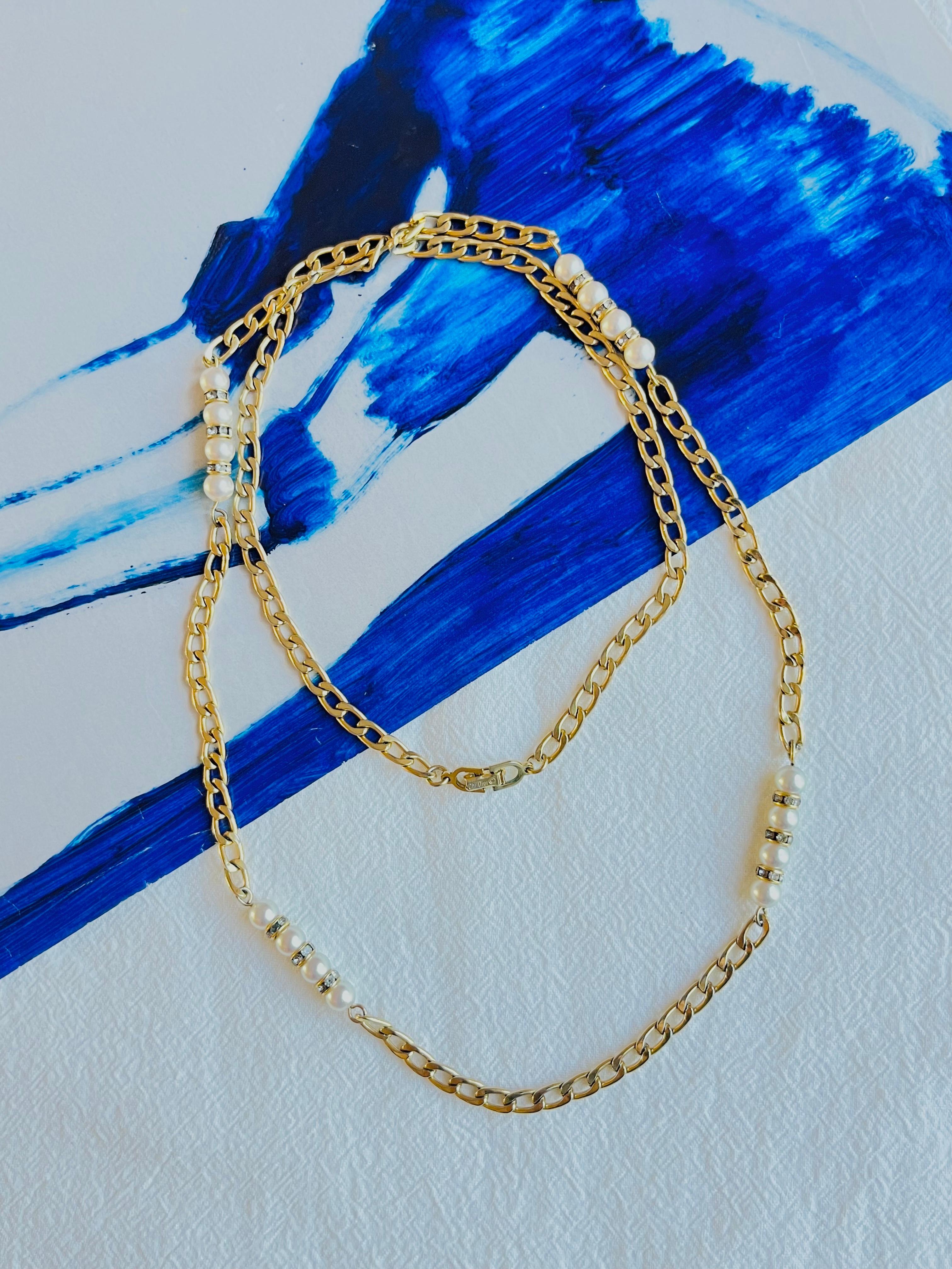 Christian Dior Vintage 1980er Jahre Lange Halskette aus Gold mit weißen Perlen und runden Kugelkristallen für Damen oder Herren im Angebot