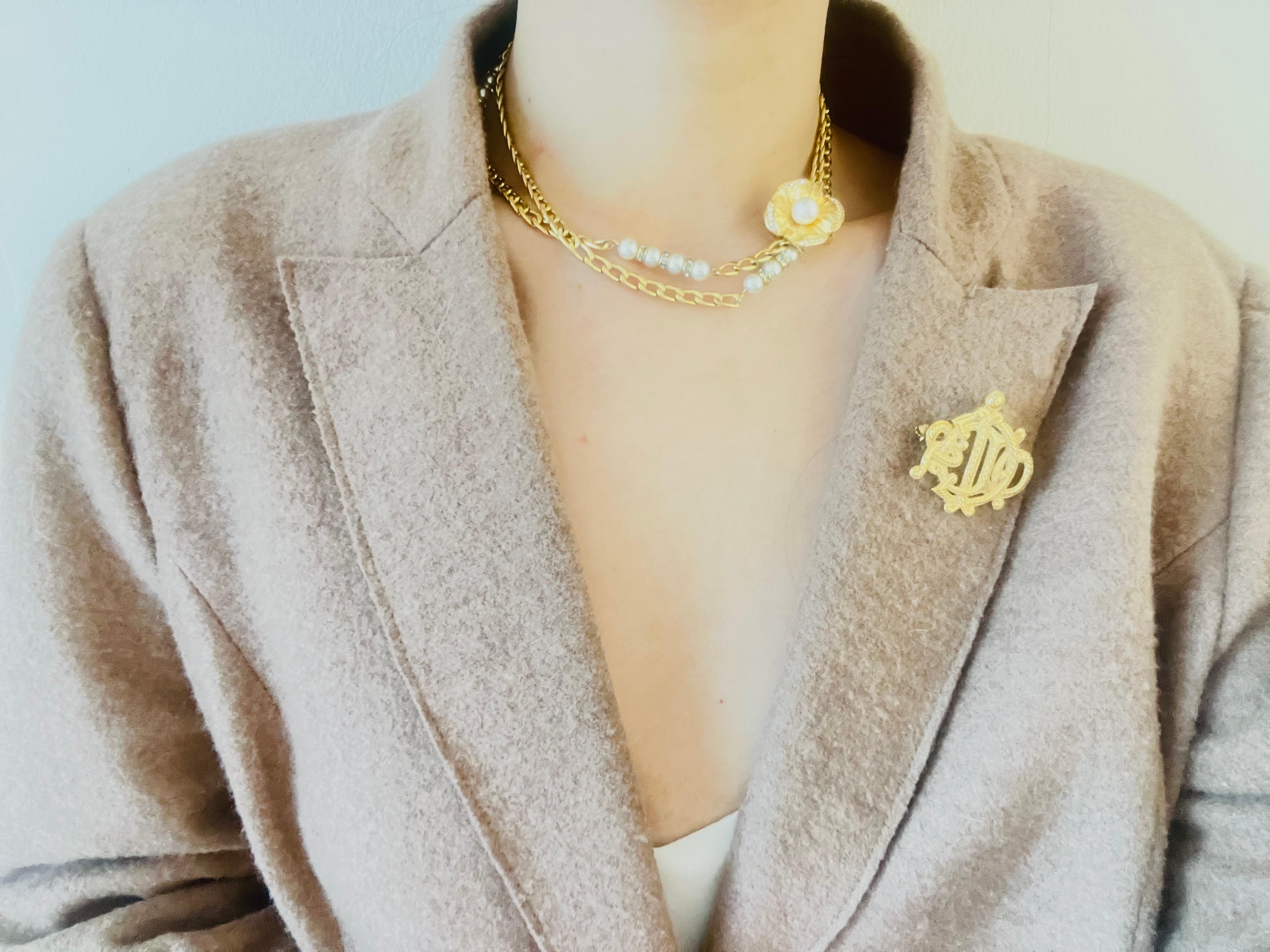Christian Dior Vintage 1980er Jahre Lange Halskette aus Gold mit weißen Perlen und runden Kugelkristallen im Angebot 2